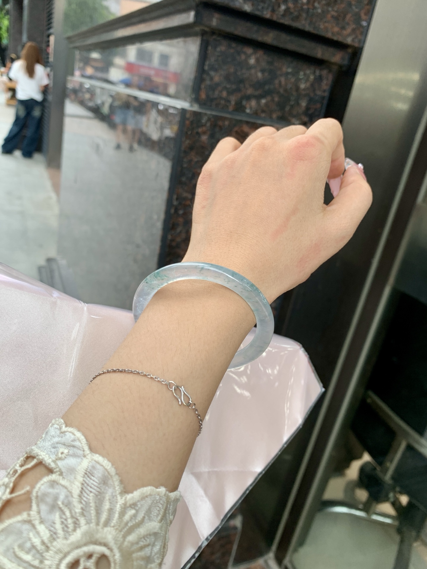 冰飘花方圆条 0619-HN1031 打灯细纹，底妆水透起光，冰底中开出了朵朵兰花，飘花灵动飘逸，勾勒出一幅唯美诗意的山水意境画，古典优雅又秀气