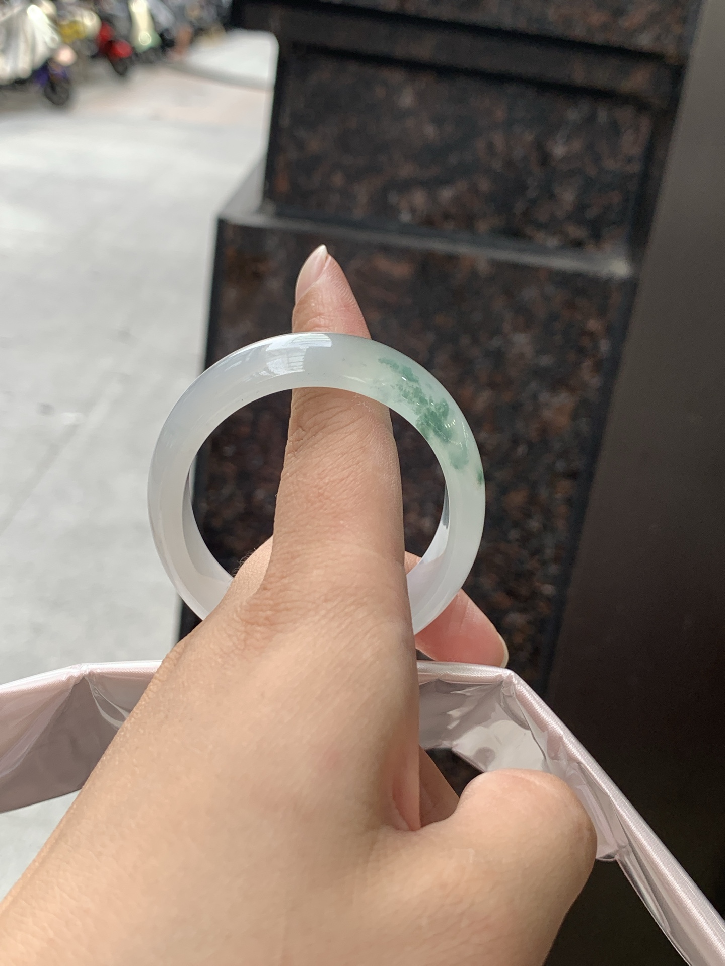 冰飘花贵妃 51-45.5-14-6.5 0619-N1029 打灯细纹，底妆冰润细腻，冰底中开出了朵朵蓝花，飘花灵动飘逸，勾勒出一幅唯美诗意的山水意境画，古典优雅又秀气