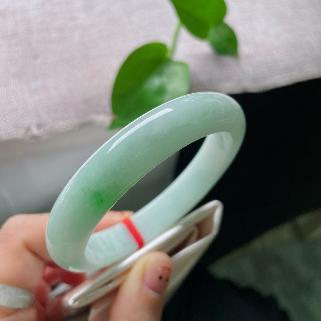 58.3/12.2/8，绿底正圈，一抹翠色点缀，低调中透露着一丝张扬，无裂，ss54896a