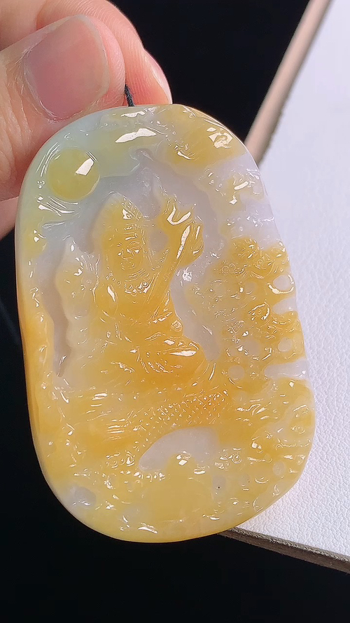 黄翡虚空藏菩萨，无裂，尺寸:56.4-37.7-7.9mm