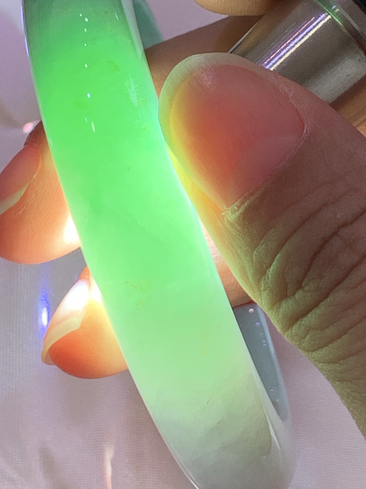春彩正圈 57.2-12.9-9.3 0619-N1026 打灯细纹，色彩层次分明，绿料浓郁鲜亮，过滤自然流畅，玉质细腻，水头莹润，自带贵气质感。
