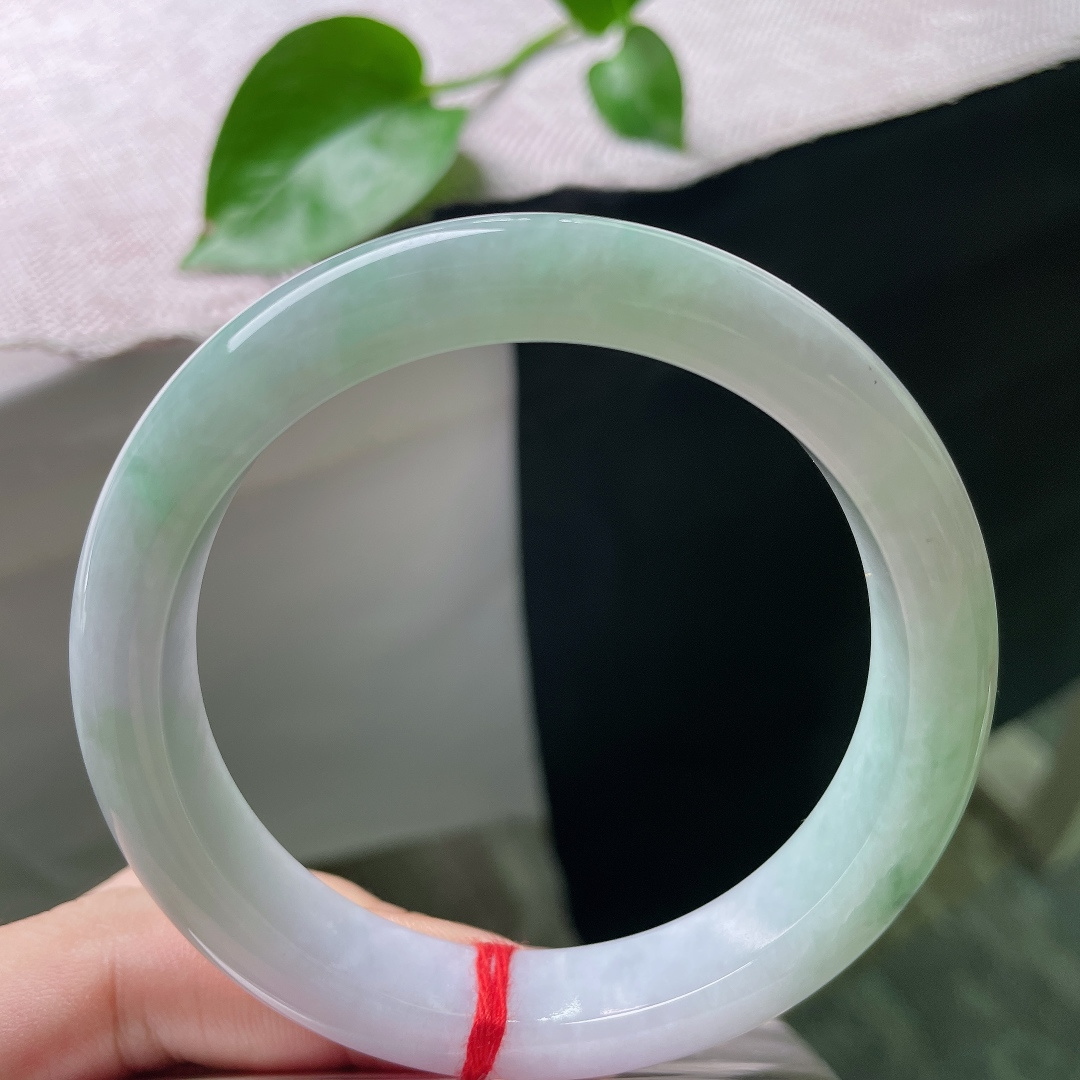 60.7/12.5/8.7，淡紫淡绿正圈，大圈口，水润细腻，佩戴端正，大气，有纹，ss54789a
