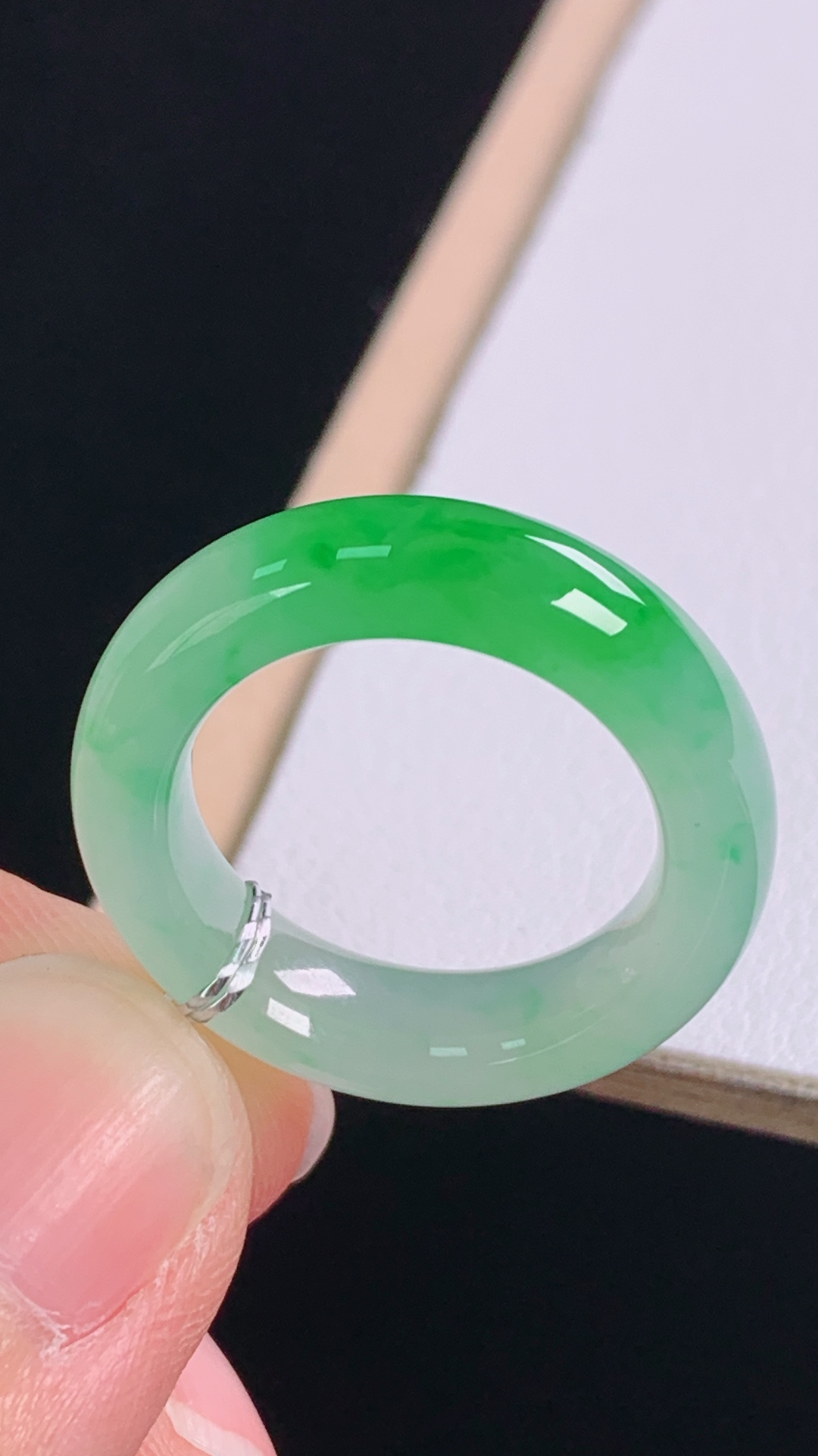 ️冰飘绿指环色辣色艳，清透细腻，无裂，尺寸:圈口12/16.2-5.5-3.9mm 16