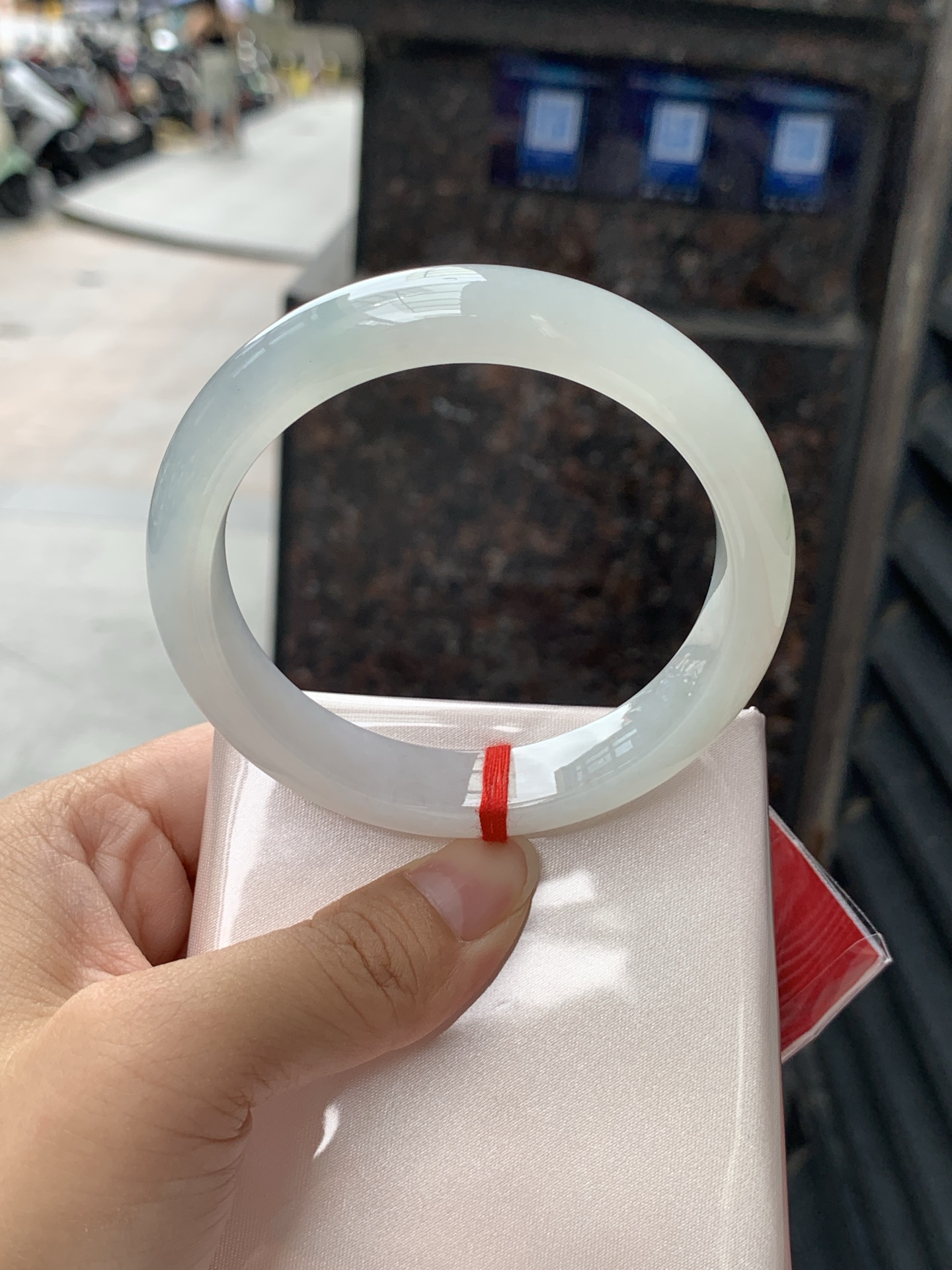 白底飘花正圈 58.2-12.5-8.4 0619-WL-134 无裂，通透莹润，玉质细腻柔和，底色清浅素雅，水头透亮干净，衬出手腕纤细，温柔大方
