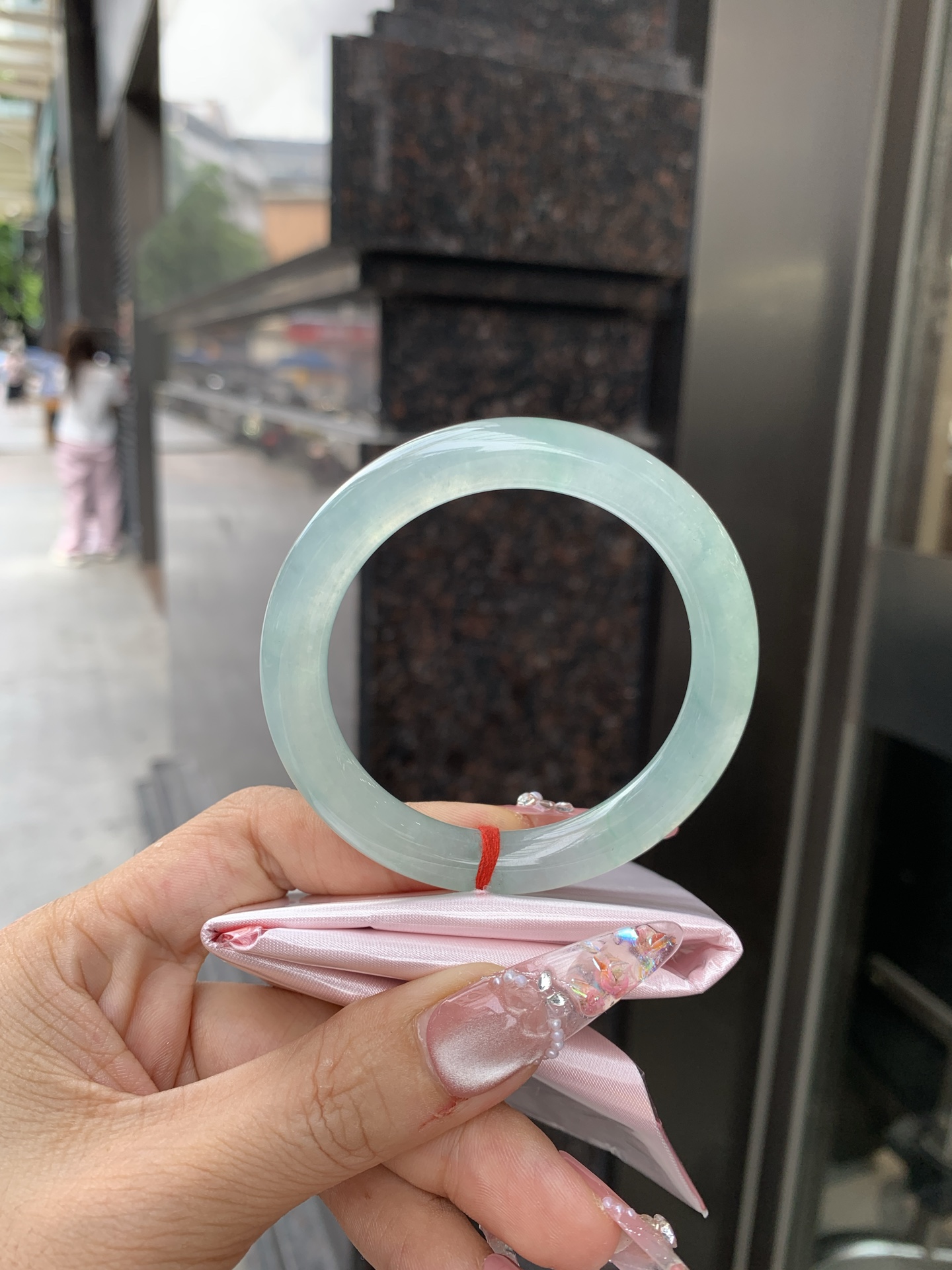 冰晴绿美人条 52.3-8.8-8.3 0619-N1035 打灯细纹，底妆胶润，满圈淡雅晴绿，像初春嫩芽落入清泉，均匀柔和，抬眼就是一片宁静感。