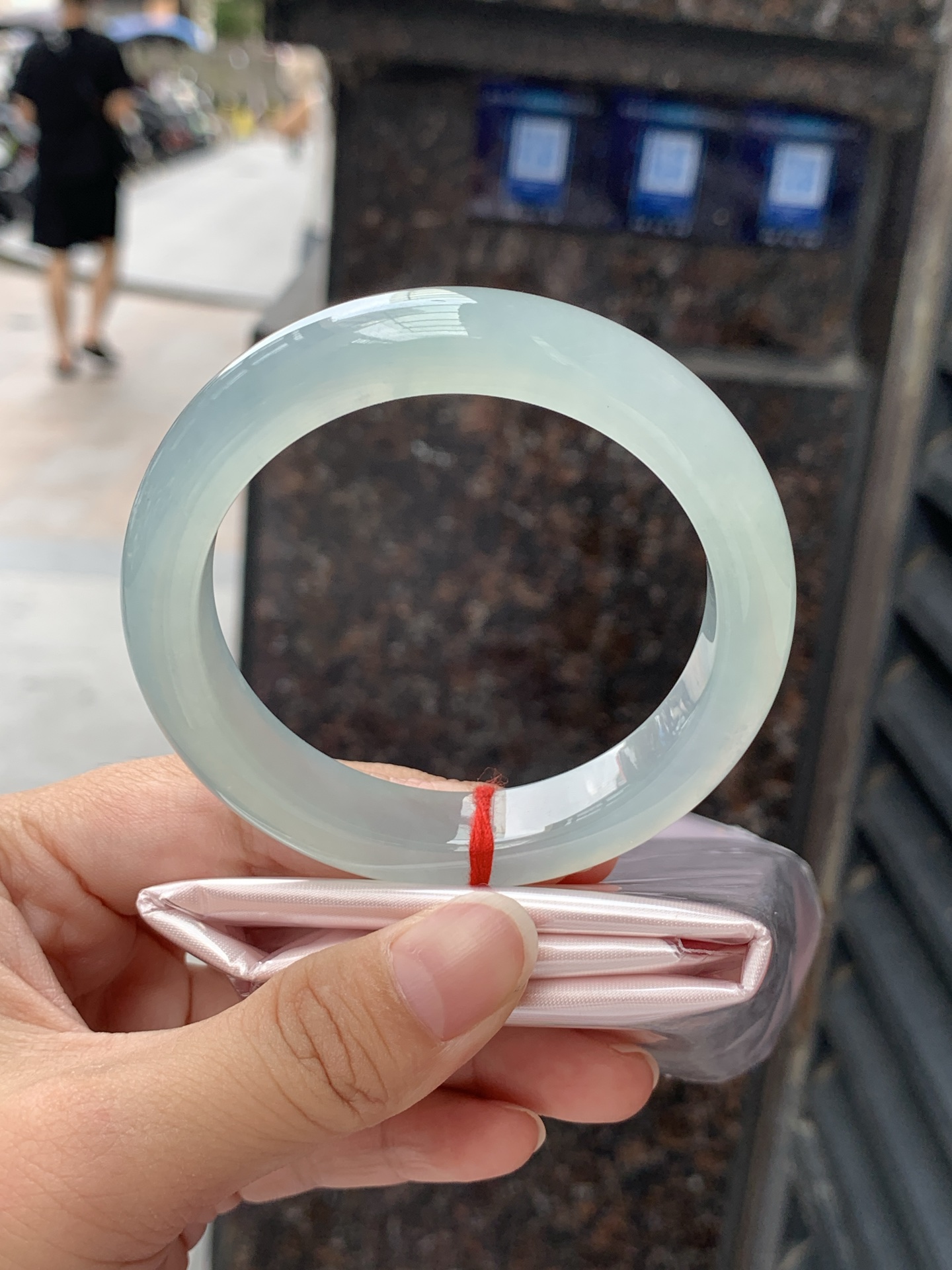 冰晴蓝正圈 55.9-12-9.1 0619-N1011-1 无裂，底妆冰胶细腻，清爽耐看的晴蓝底，夏季美好的冰凉感，时而晴时而蓝，随光线变化如梦如幻。