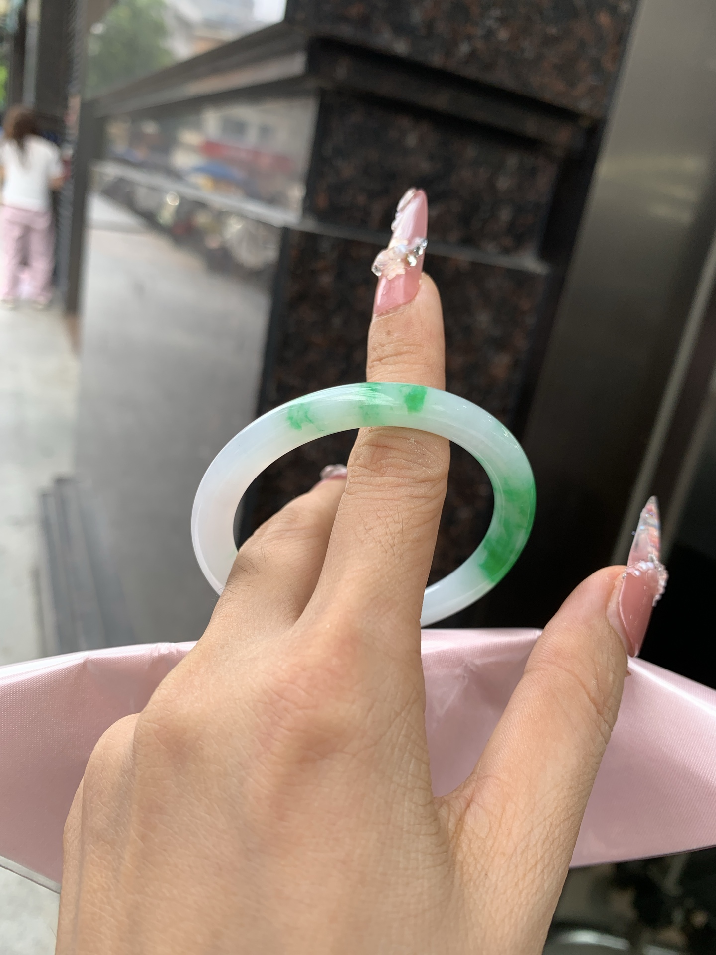 阳绿白底青美人条 50.1-7.2-6.6 0619-N1037 打灯细纹，底妆冰润，半圈辣阳绿花点缀，腕间风华，干净纯净的底色上，一抹翠色肆意流淌，宛如春日里的繁华盛景