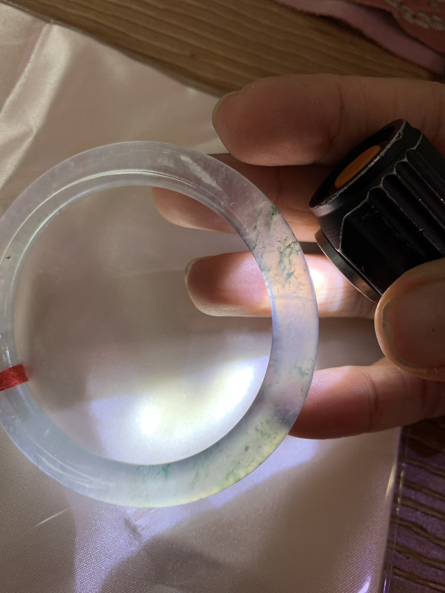冰飘花方圆条 0619-HN1031 打灯细纹，底妆水透起光，冰底中开出了朵朵兰花，飘花灵动飘逸，勾勒出一幅唯美诗意的山水意境画，古典优雅又秀气