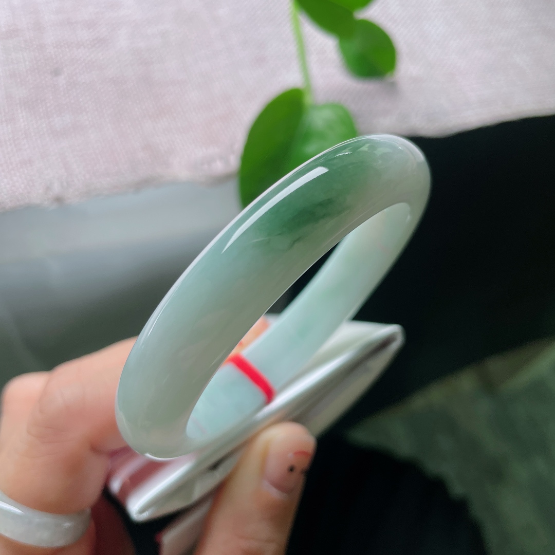57/12/8.2，绿底正圈，一抹深色点缀，细润，种老，一点侧纹不显，ss54971a