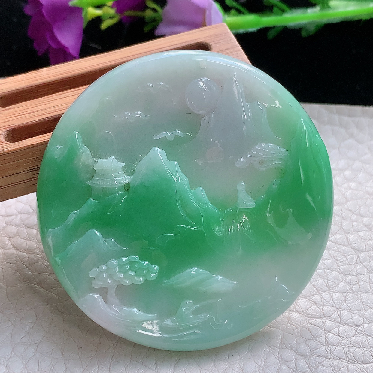 zz3实拍56.5*5.6缅甸翡翠俏绿精雕山水牌吊坠指日高升