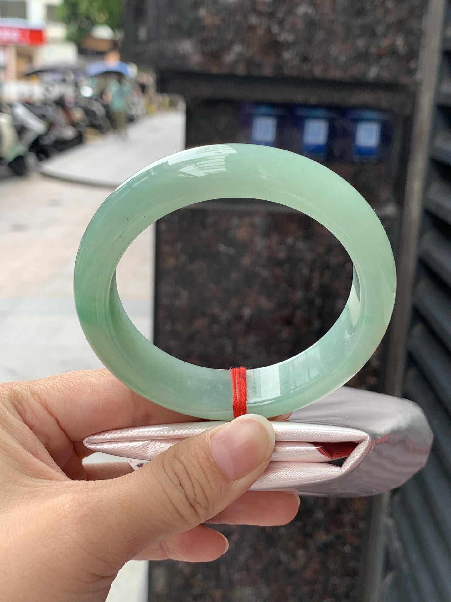 满色果绿正圈 60-15.1-9 0619-111-47 满圈冰润果绿底，玉质细腻温润，水头通透耐看，色调温婉显气质。
