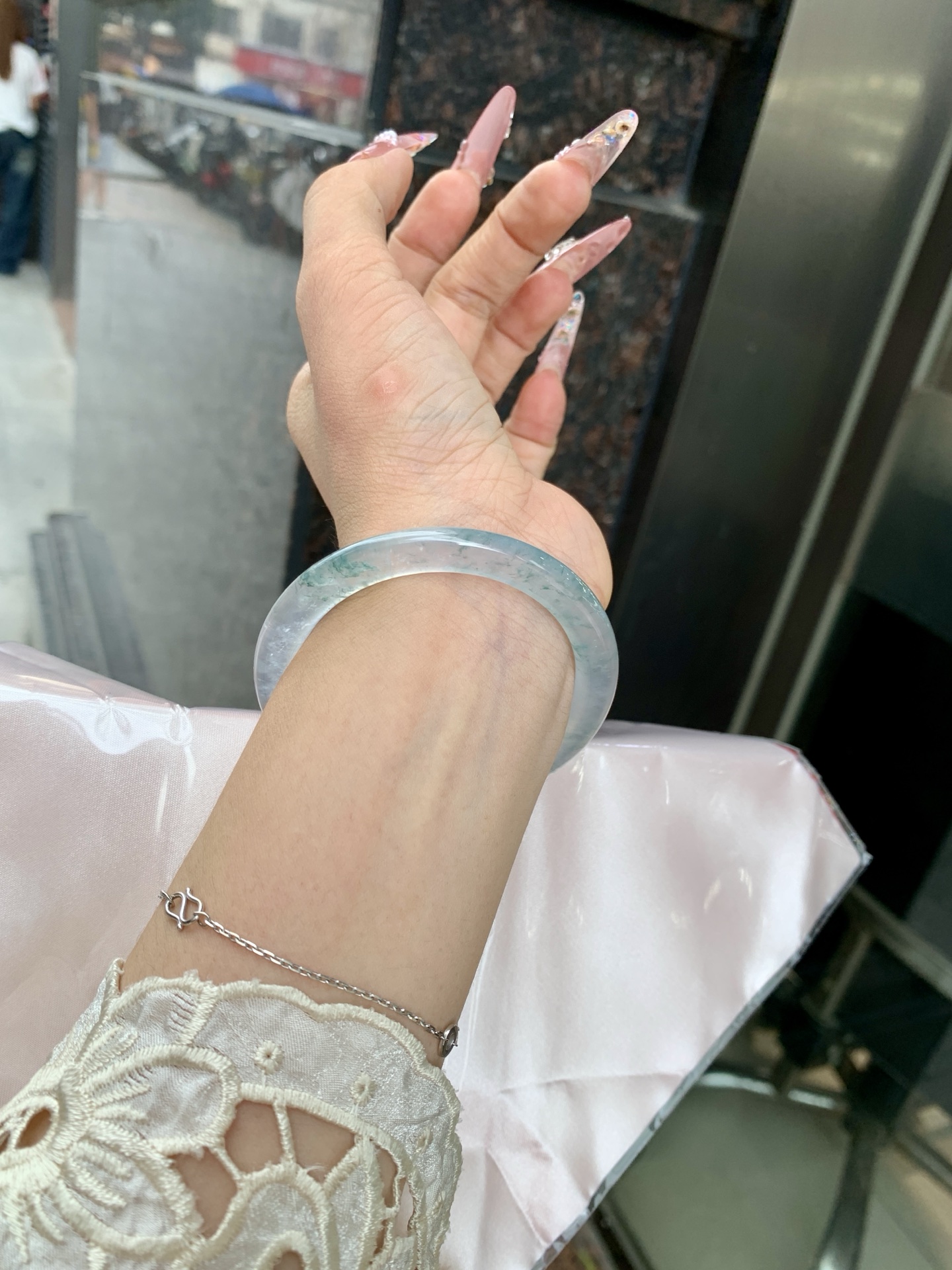 冰飘花方圆条 0619-HN1031 打灯细纹，底妆水透起光，冰底中开出了朵朵兰花，飘花灵动飘逸，勾勒出一幅唯美诗意的山水意境画，古典优雅又秀气