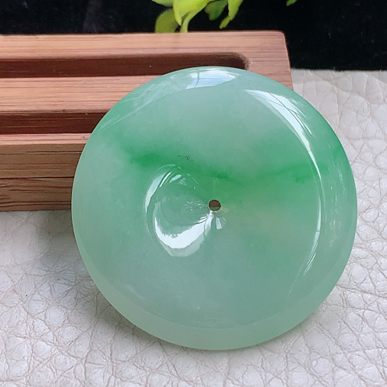 zz3实拍35*6.2缅甸翡翠飘金丝绿平安扣吊坠冰透甜绿淡绿玉扣