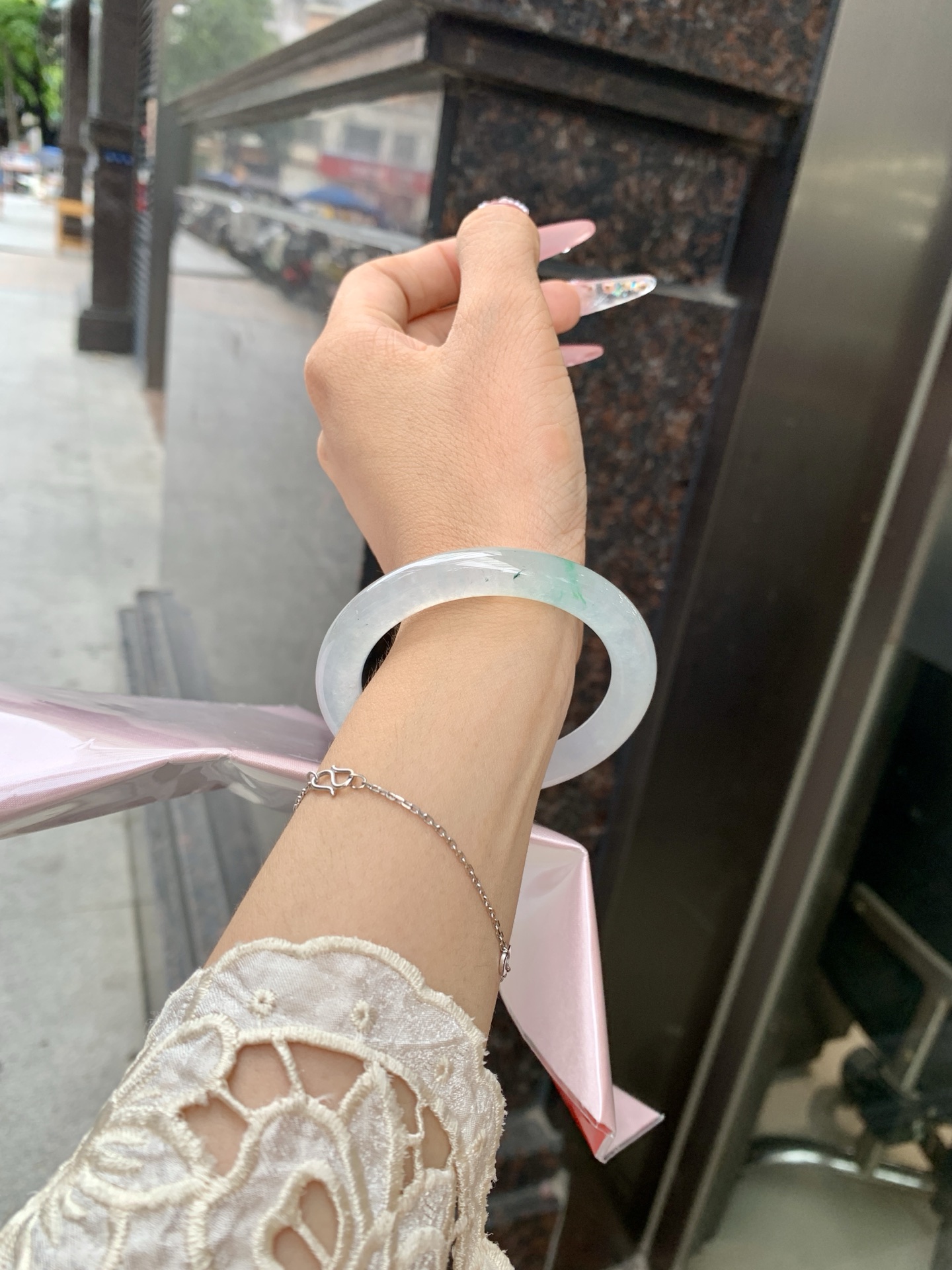 冰飘绿美人条 52-8.8-8.3 0619-N1014-2 打灯细纹，玉质冰润细腻，清爽的底子飘一朵阳绿花，鲜活而灵动，犹如新冒的嫩芽，艳丽惹人