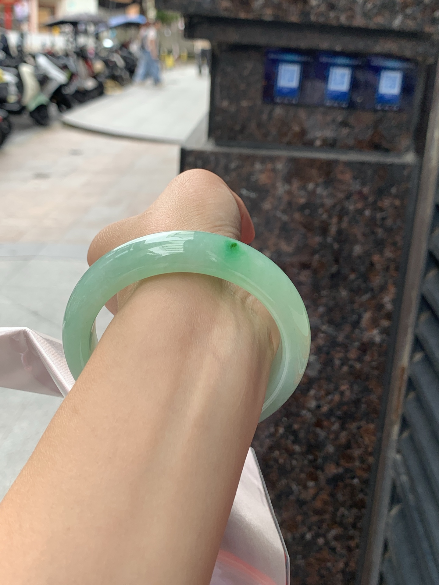 满色果绿正圈 60-15.1-9 0619-111-47 满圈冰润果绿底，玉质细腻温润，水头通透耐看，色调温婉显气质。