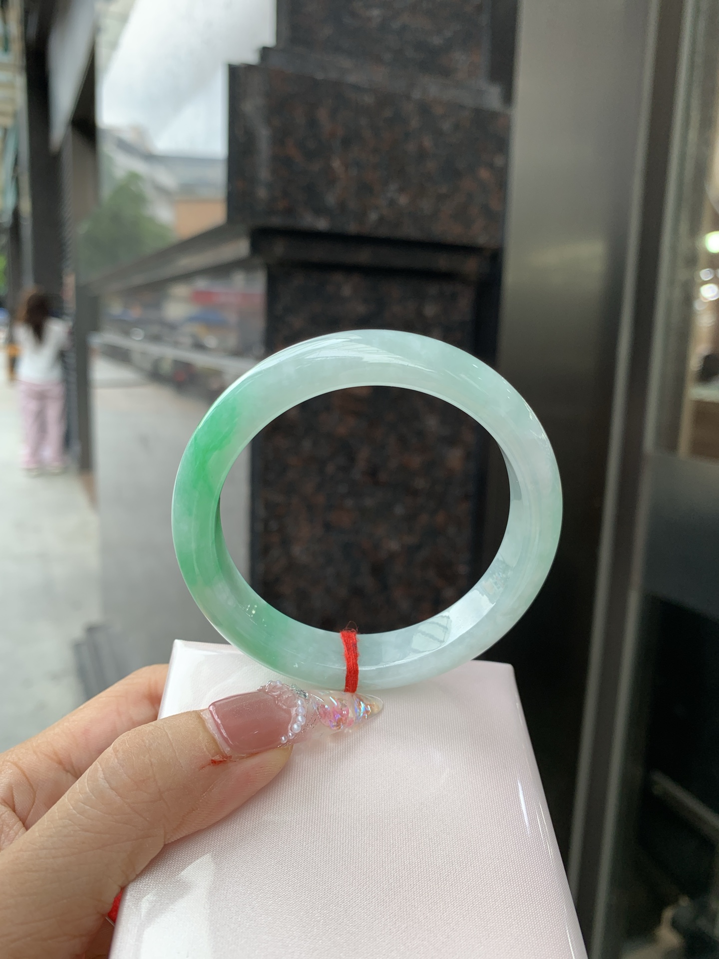 白底青阳绿正圈 56.7-7.9-11.6 0619-111-37 打灯小细纹，几抹阳绿花点缀腕间风华，干净纯净的底色上，一抹翠色肆意流淌，宛如春日里的繁华盛景