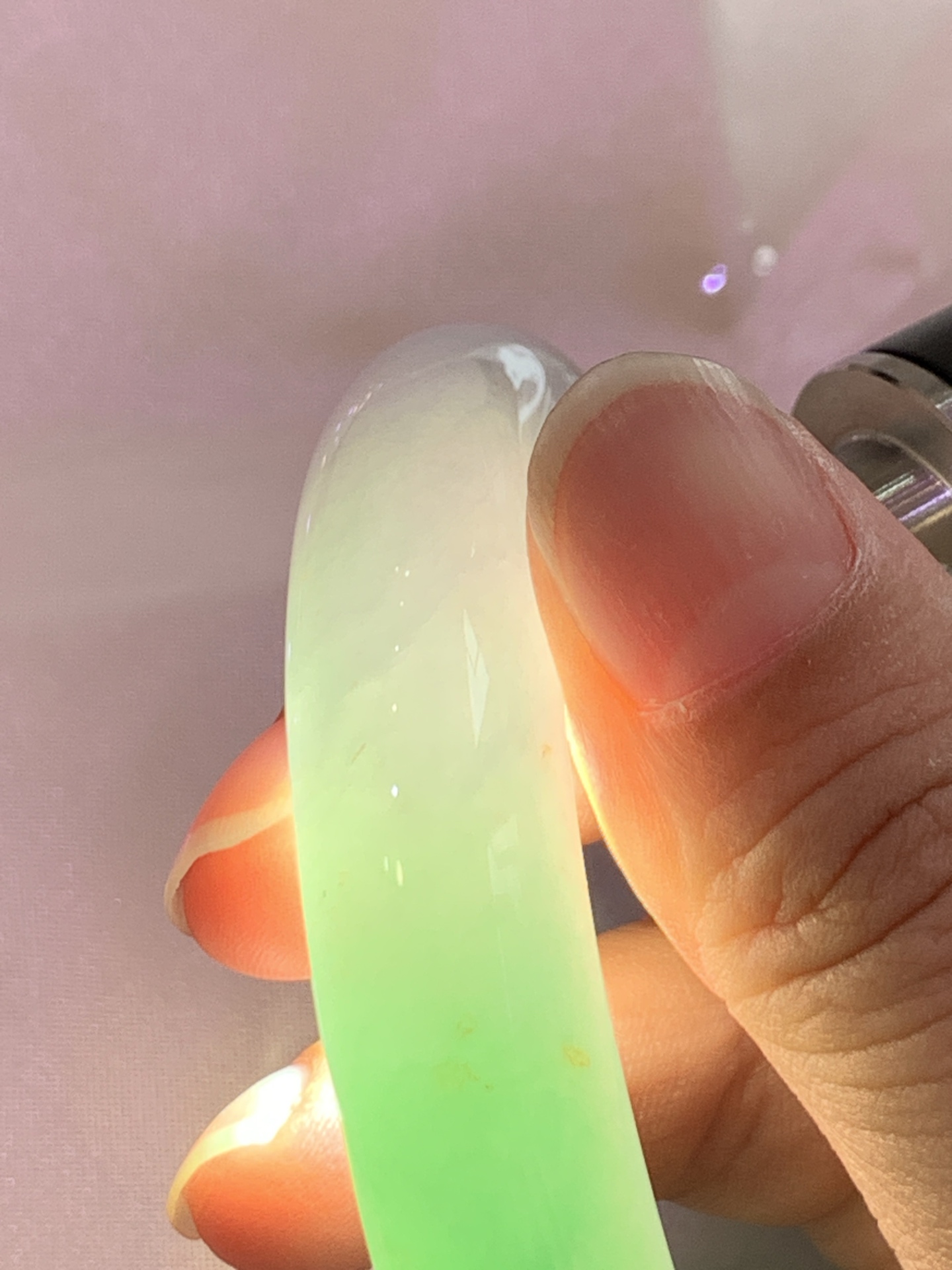 春彩正圈 57.2-12.9-9.3 0619-N1026 打灯细纹，色彩层次分明，绿料浓郁鲜亮，过滤自然流畅，玉质细腻，水头莹润，自带贵气质感。