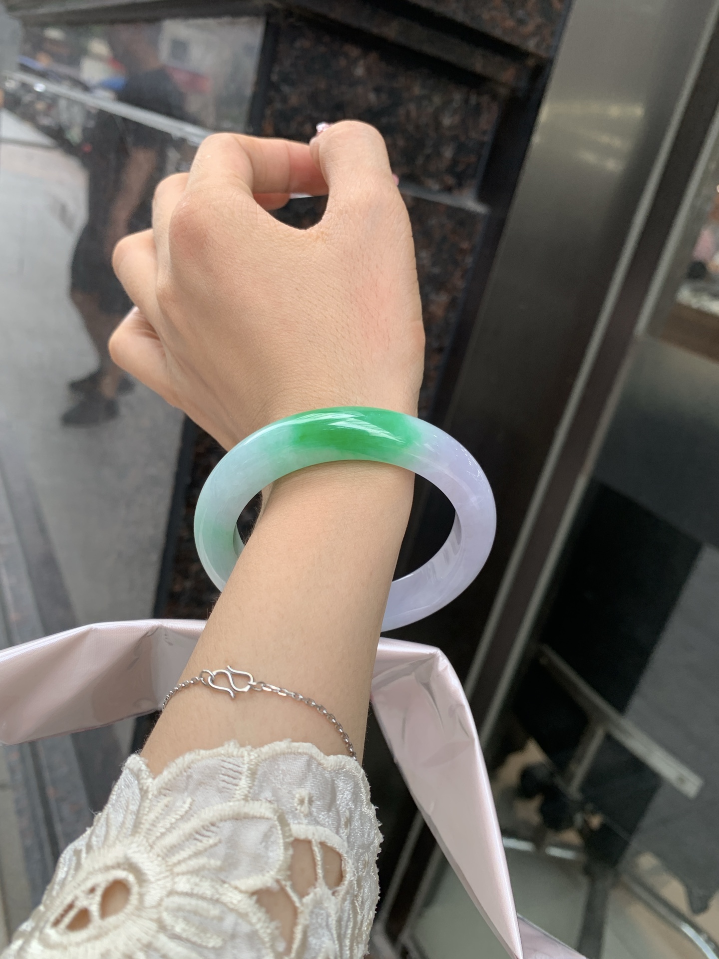 白底青正圈 56.8-9.6-11.6 0619-4A138 打细纹，底妆冰润，一抹阳绿花点缀，腕间风华，干净纯净的底色上，一抹翠色肆意流淌，宛如春日里的繁华盛景