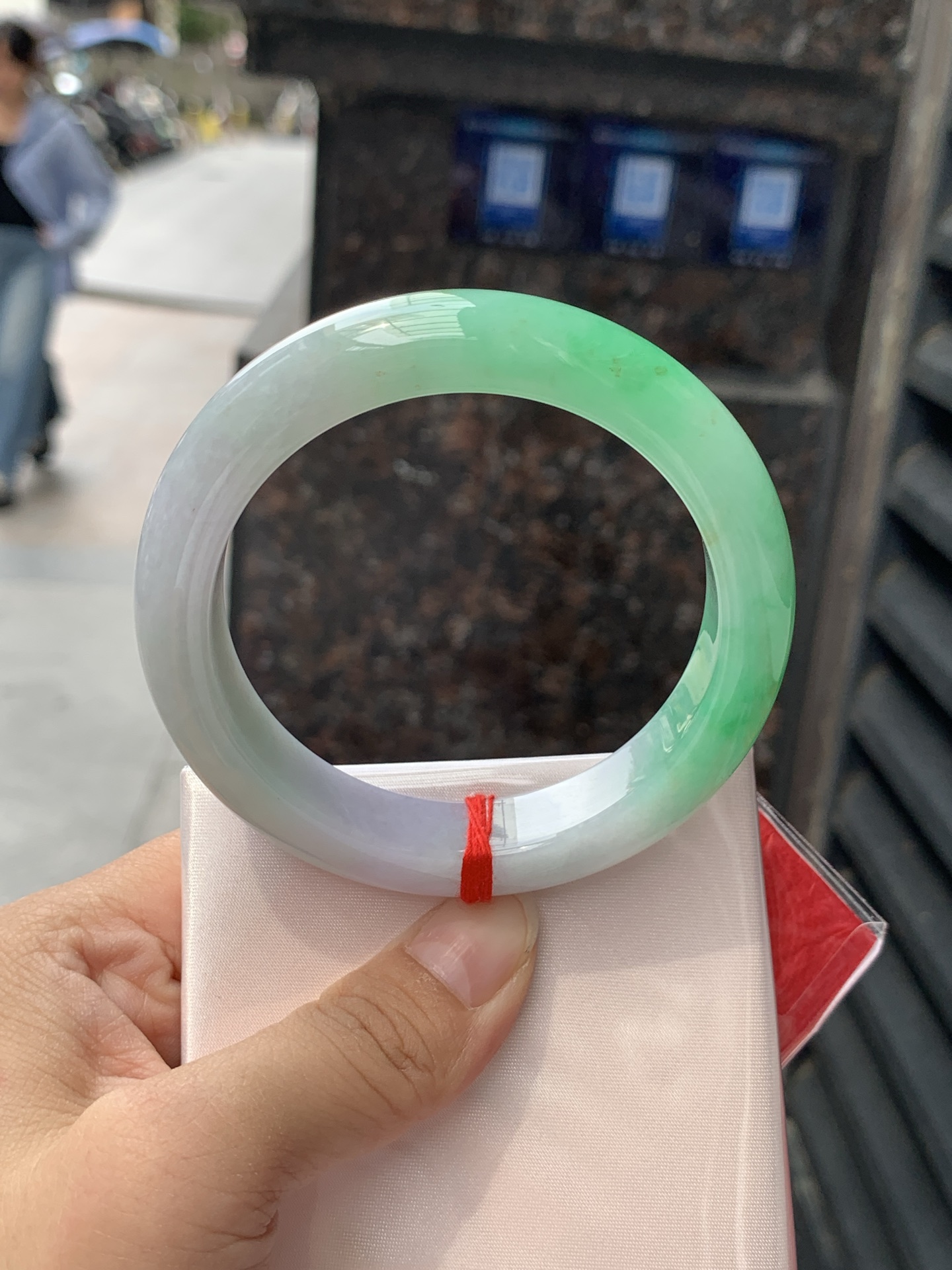 春彩正圈 57.2-12.9-9.3 0619-N1026 打灯细纹，色彩层次分明，绿料浓郁鲜亮，过滤自然流畅，玉质细腻，水头莹润，自带贵气质感。