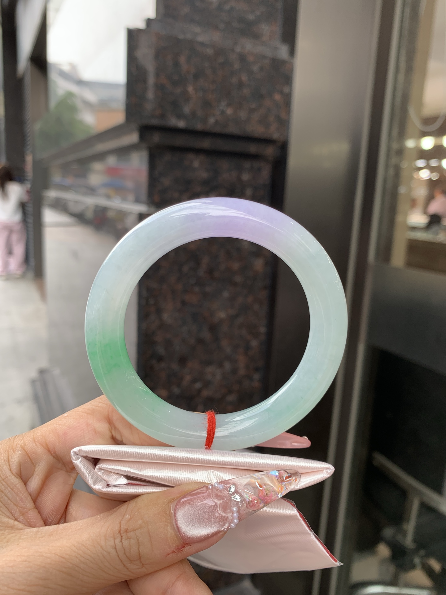 春彩圆条 56.2-10.6-10.7 0619-N1038 打灯棉线，底妆水润，阳绿花色碰上梦幻般的春，像是融化了的春天，所有的美好交织在一起，让人心生宁静而淡淡的欢喜