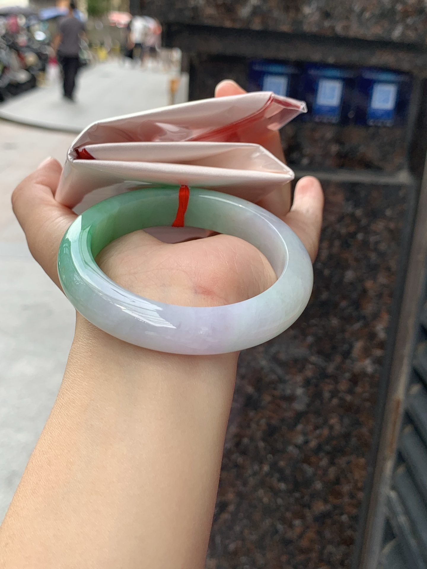 春彩正圈 57.2-12.9-9.3 0619-N1026 打灯细纹，色彩层次分明，绿料浓郁鲜亮，过滤自然流畅，玉质细腻，水头莹润，自带贵气质感。