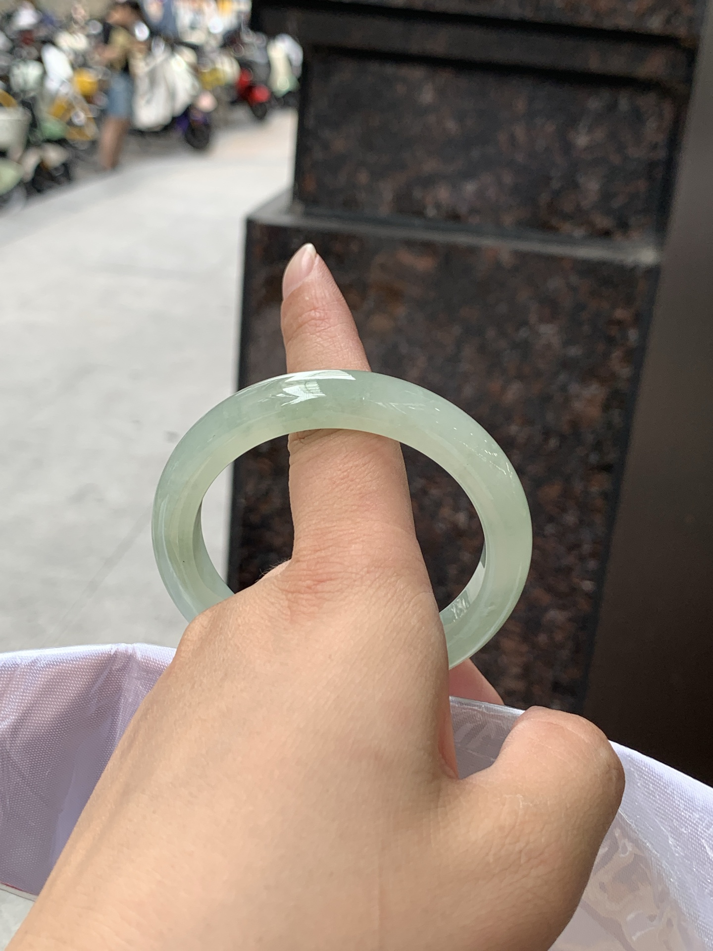 葡萄肉正圈 52.9-10.3-8.3 0619-WL-223，底妆冰润细腻，满圈葡萄肉甜美清新，鲜嫩多汁，水头好到快要溢出来
