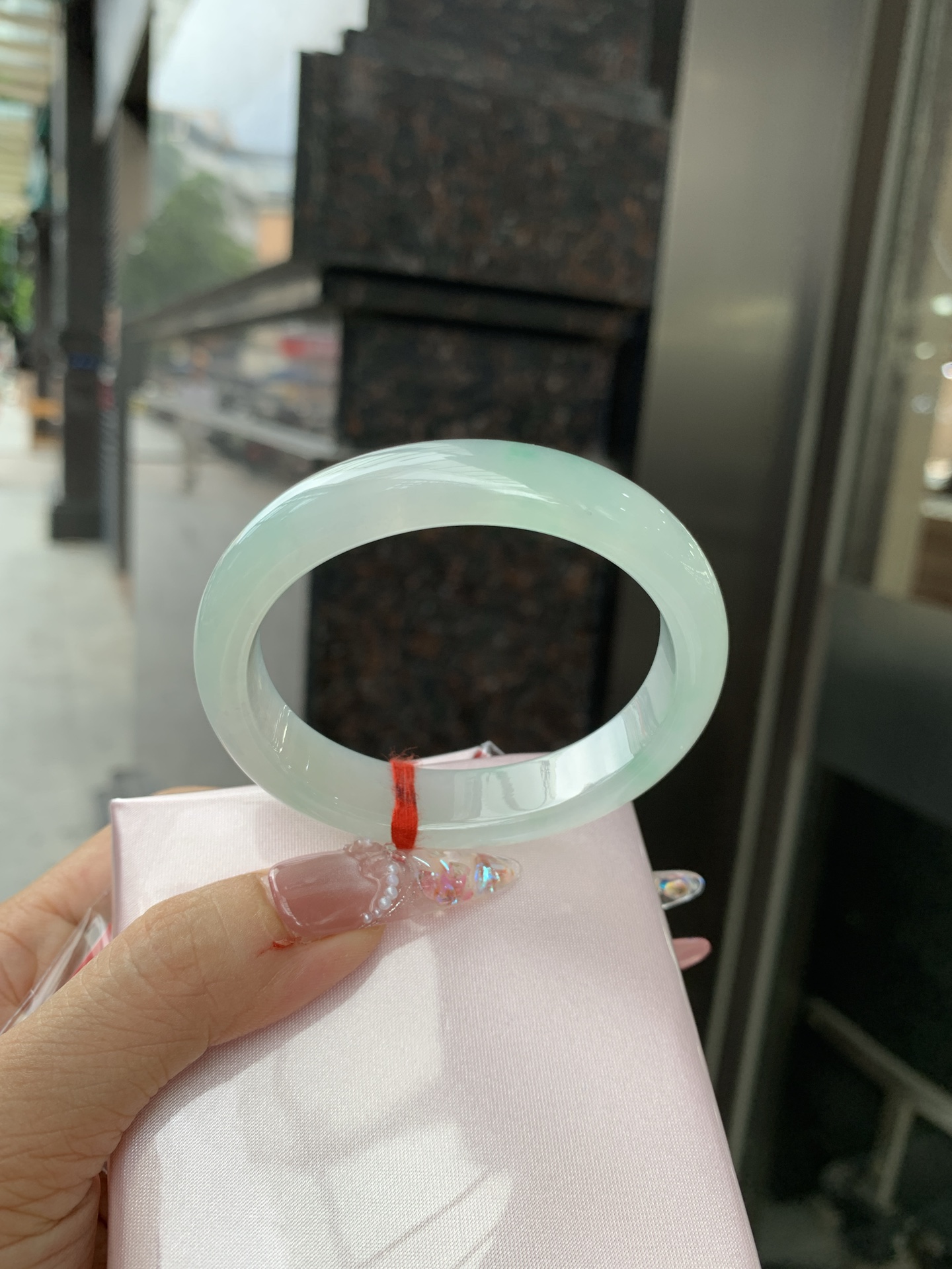 冰晴飘绿贵妃 54.1-47-7.1-12.8 0619-N1034 打灯细纹，底妆水润细腻，满圈晴绿底色飘几抹绿花，鲜艳得像新冒头的嫩芽，灵动清新，即柔和又充满生机
