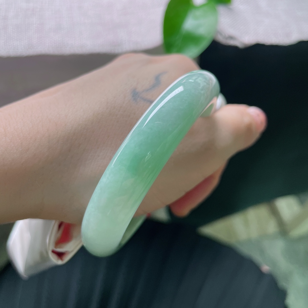 55.9/12.3/7.6，浅绿底正圈，颜色清爽，佩戴甜美可人，显白减龄，皮纹，ss54815a