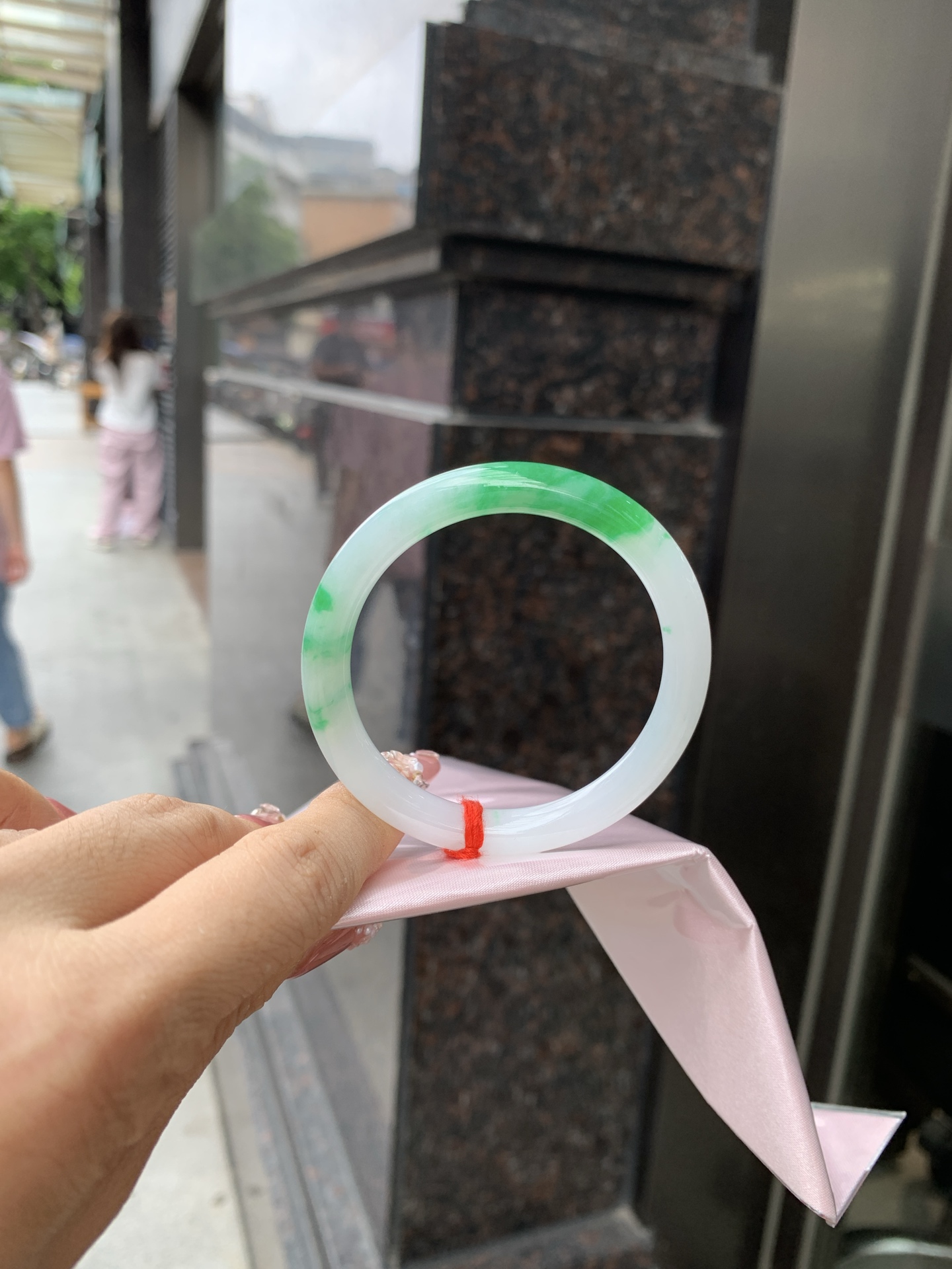 阳绿白底青美人条 50.1-7.2-6.6 0619-N1037 打灯细纹，底妆冰润，半圈辣阳绿花点缀，腕间风华，干净纯净的底色上，一抹翠色肆意流淌，宛如春日里的繁华盛景