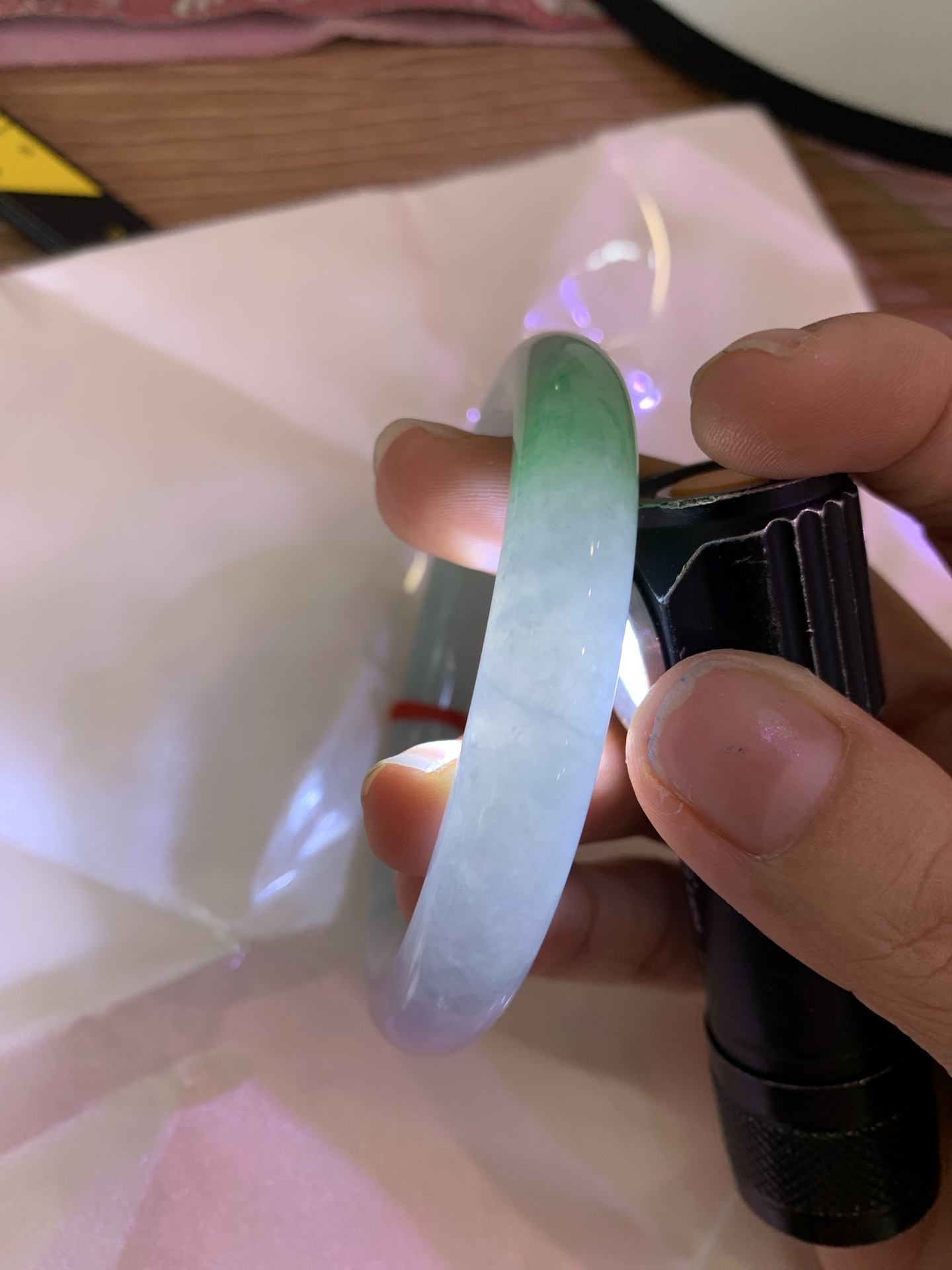 春彩圆条 56.2-10.6-10.7 0619-N1038 打灯棉线，底妆水润，阳绿花色碰上梦幻般的春，像是融化了的春天，所有的美好交织在一起，让人心生宁静而淡淡的欢喜