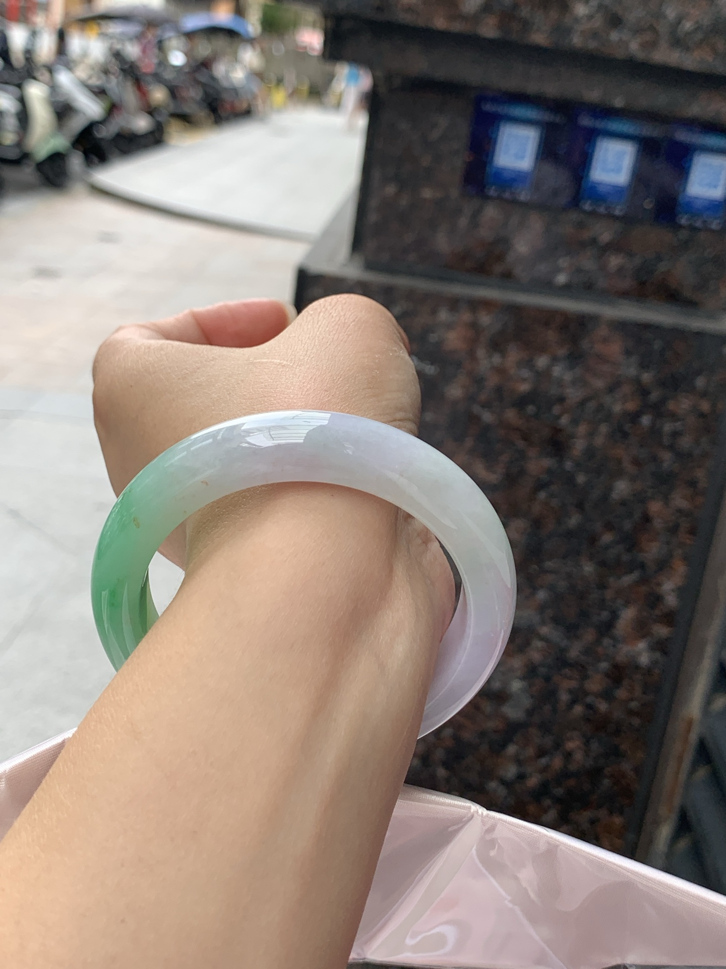 春彩正圈 57.2-12.9-9.3 0619-N1026 打灯细纹，色彩层次分明，绿料浓郁鲜亮，过滤自然流畅，玉质细腻，水头莹润，自带贵气质感。