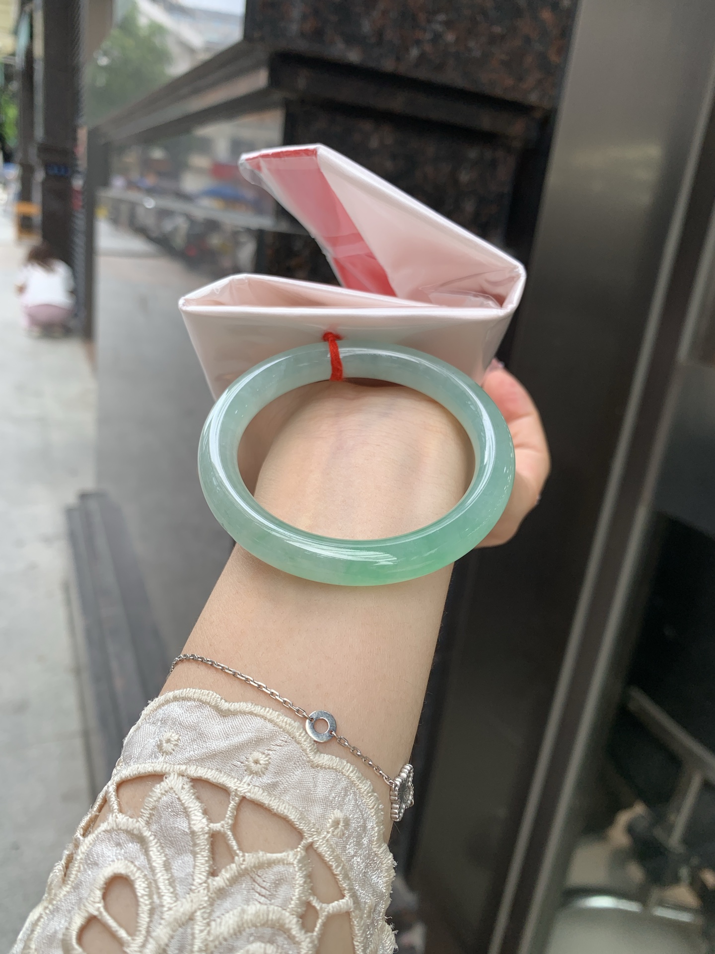 冰晴飘绿美人条 52.1-8.2-8.9 0619-N1021-2 打灯细纹，表皮微扣，底妆水润细腻，满圈晴绿底色飘金丝绿花，鲜艳得像新冒头的嫩芽，灵动清新，即柔和又充满生机