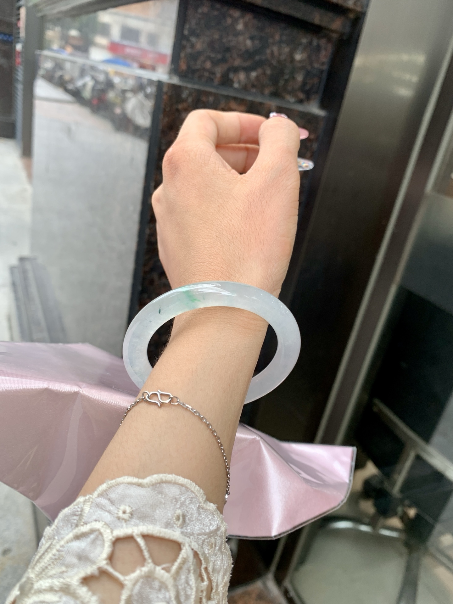 冰飘绿美人条 52-8.8-8.3 0619-N1014-2 打灯细纹，玉质冰润细腻，清爽的底子飘一朵阳绿花，鲜活而灵动，犹如新冒的嫩芽，艳丽惹人