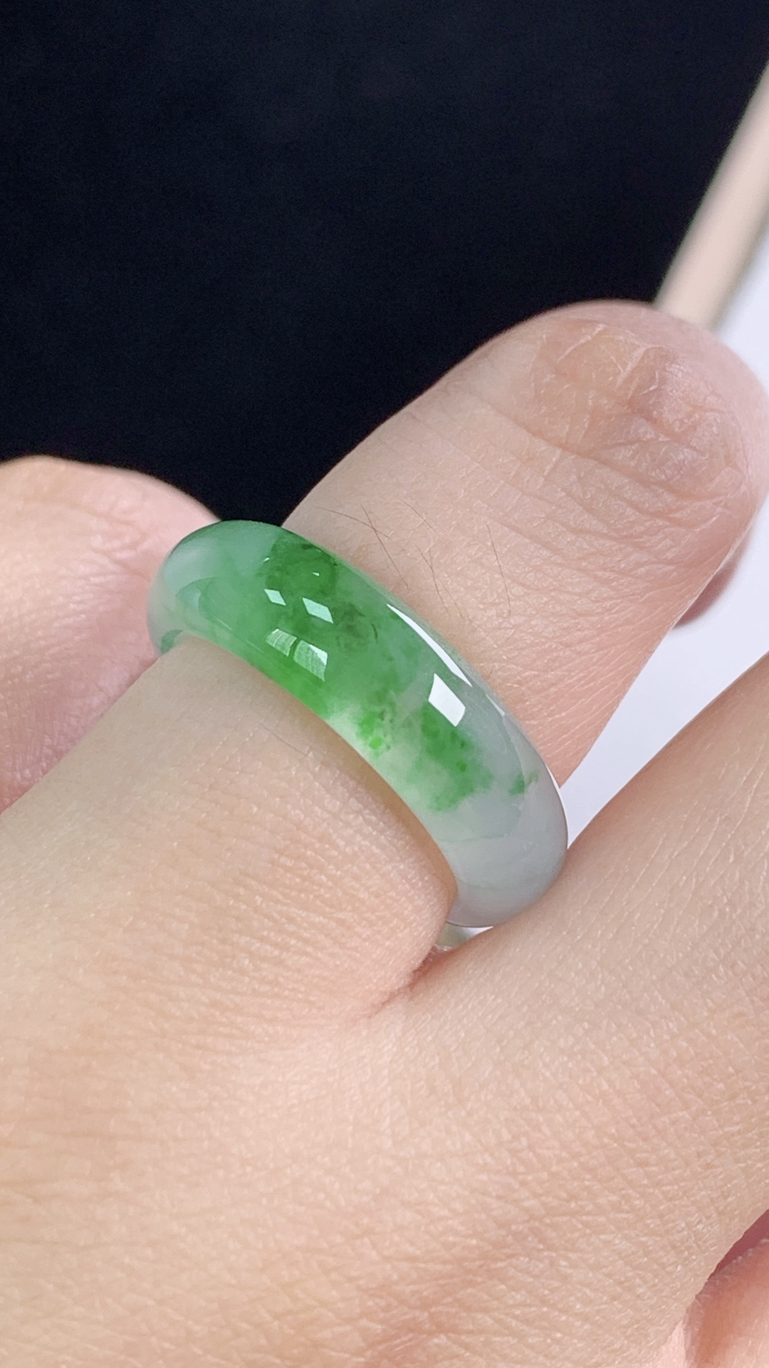 冰飘绿指环，翠色灵动，水润细腻，无裂，尺寸:圈口9/15.3-5.8-3.6mm 16