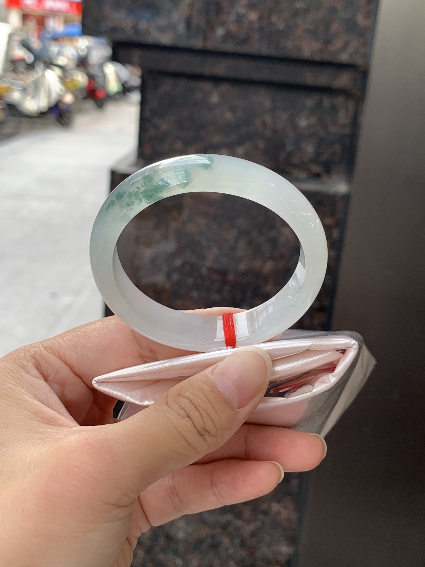 冰飘花贵妃 51-45.5-14-6.5 0619-N1029 打灯细纹，底妆冰润细腻，冰底中开出了