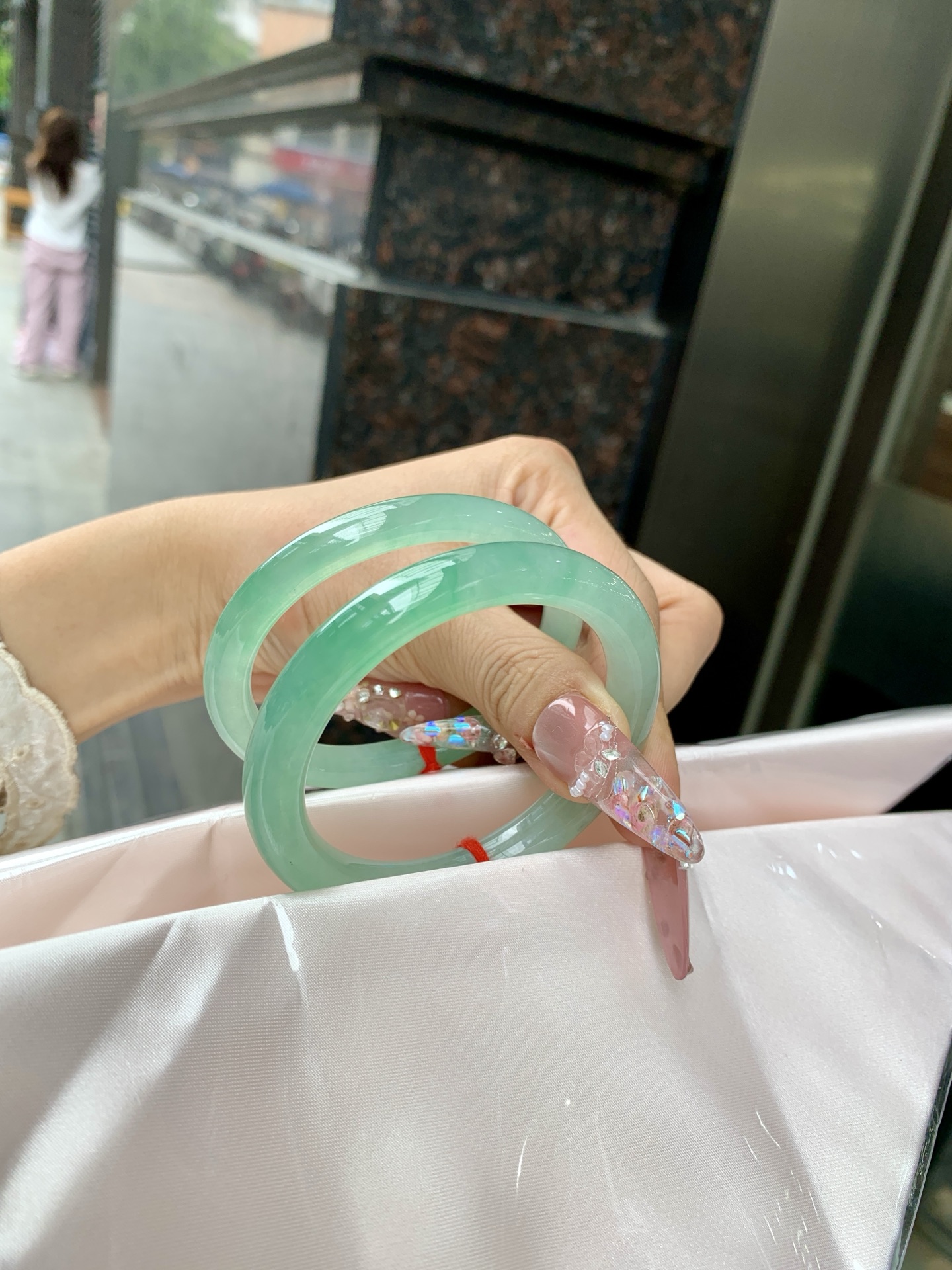 冰晴飘绿美人条 52.1-8.2-8.9 0619-N1021-2 打灯细纹，表皮微扣，底妆水润细腻，满圈晴绿底色飘金丝绿花，鲜艳得像新冒头的嫩芽，灵动清新，即柔和又充满生机
