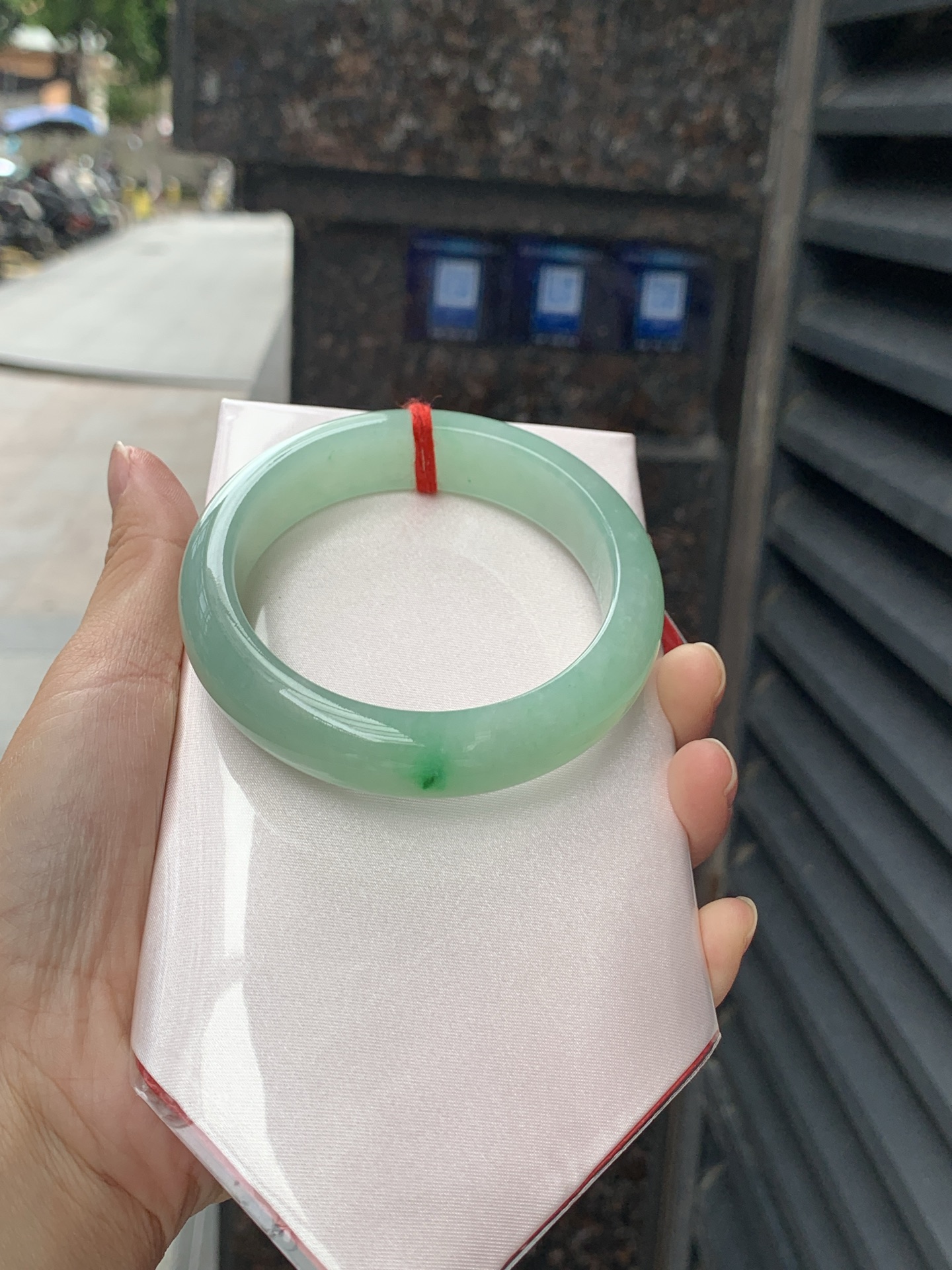 满色果绿正圈 60-15.1-9 0619-111-47 满圈冰润果绿底，玉质细腻温润，水头通透耐看，色调温婉显气质。