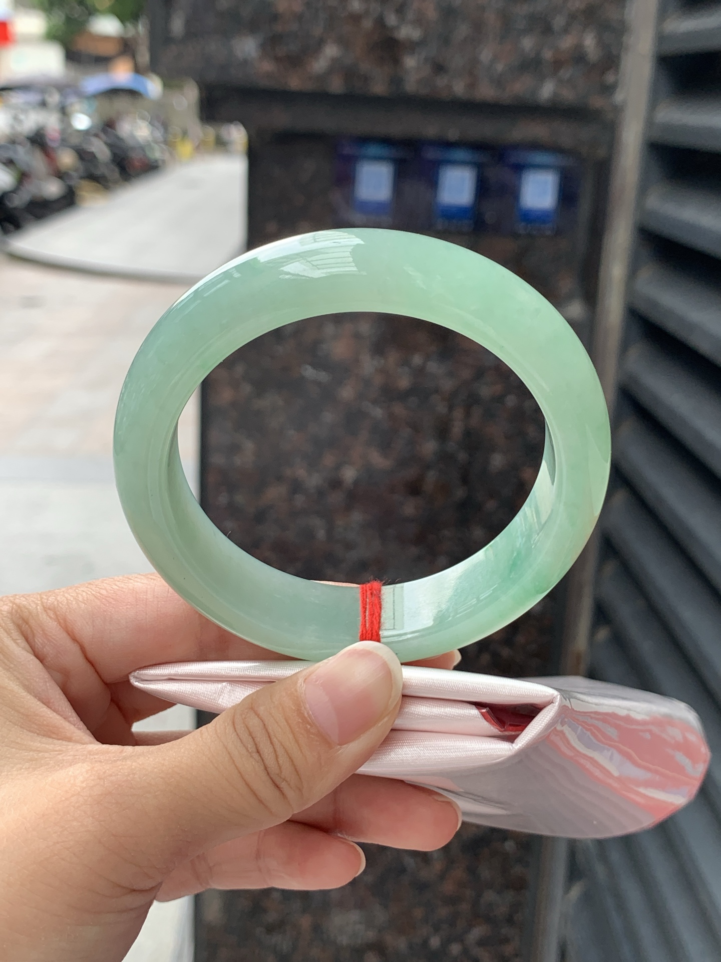 满色果绿正圈 60-15.1-9 0619-111-47 满圈冰润果绿底，玉质细腻温润，水头通透耐看，色调温婉显气质。
