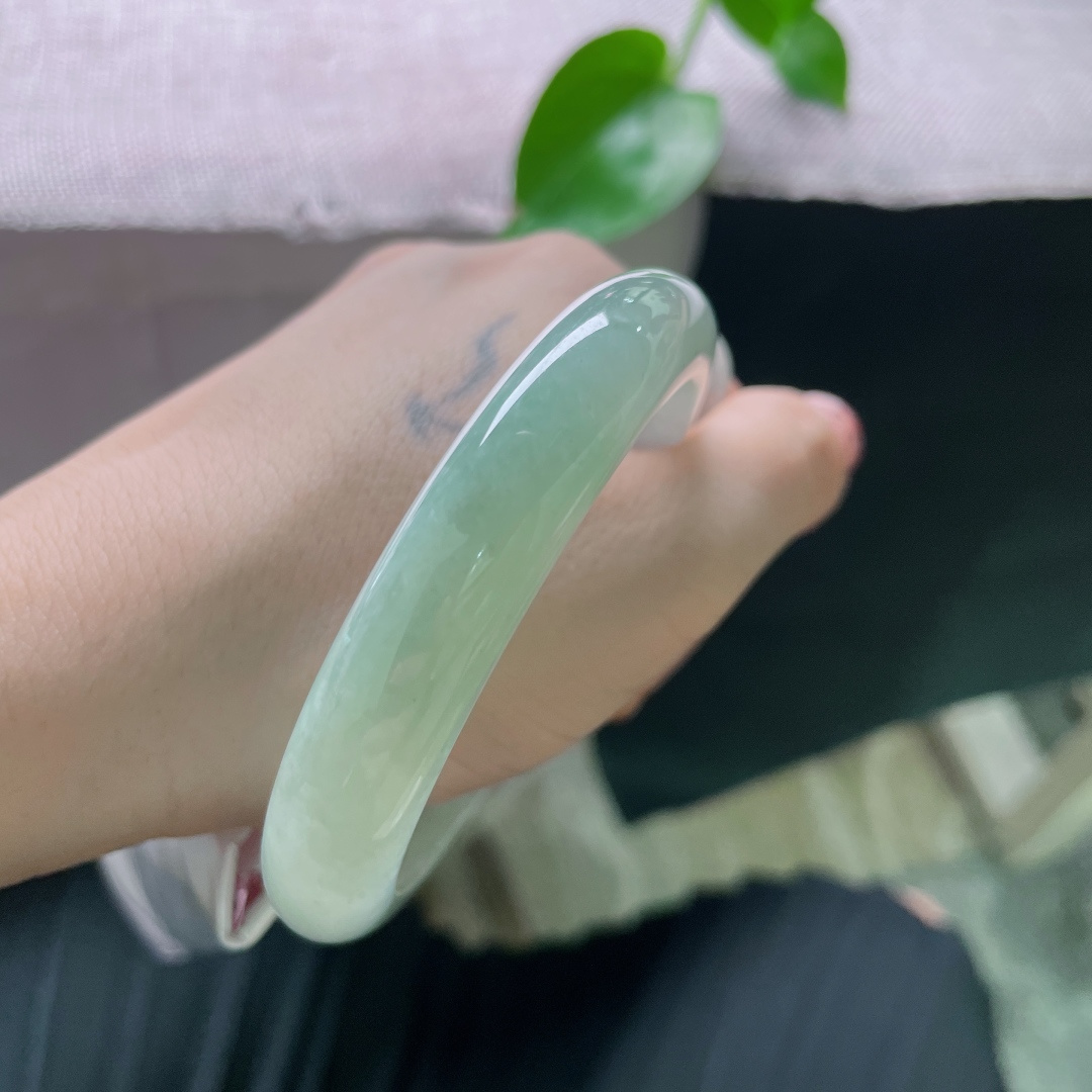 58.8/11.9/8，淡绿底正圈，水润细腻，双色过渡自然，别有韵味，有棉线。无裂，ss54765a