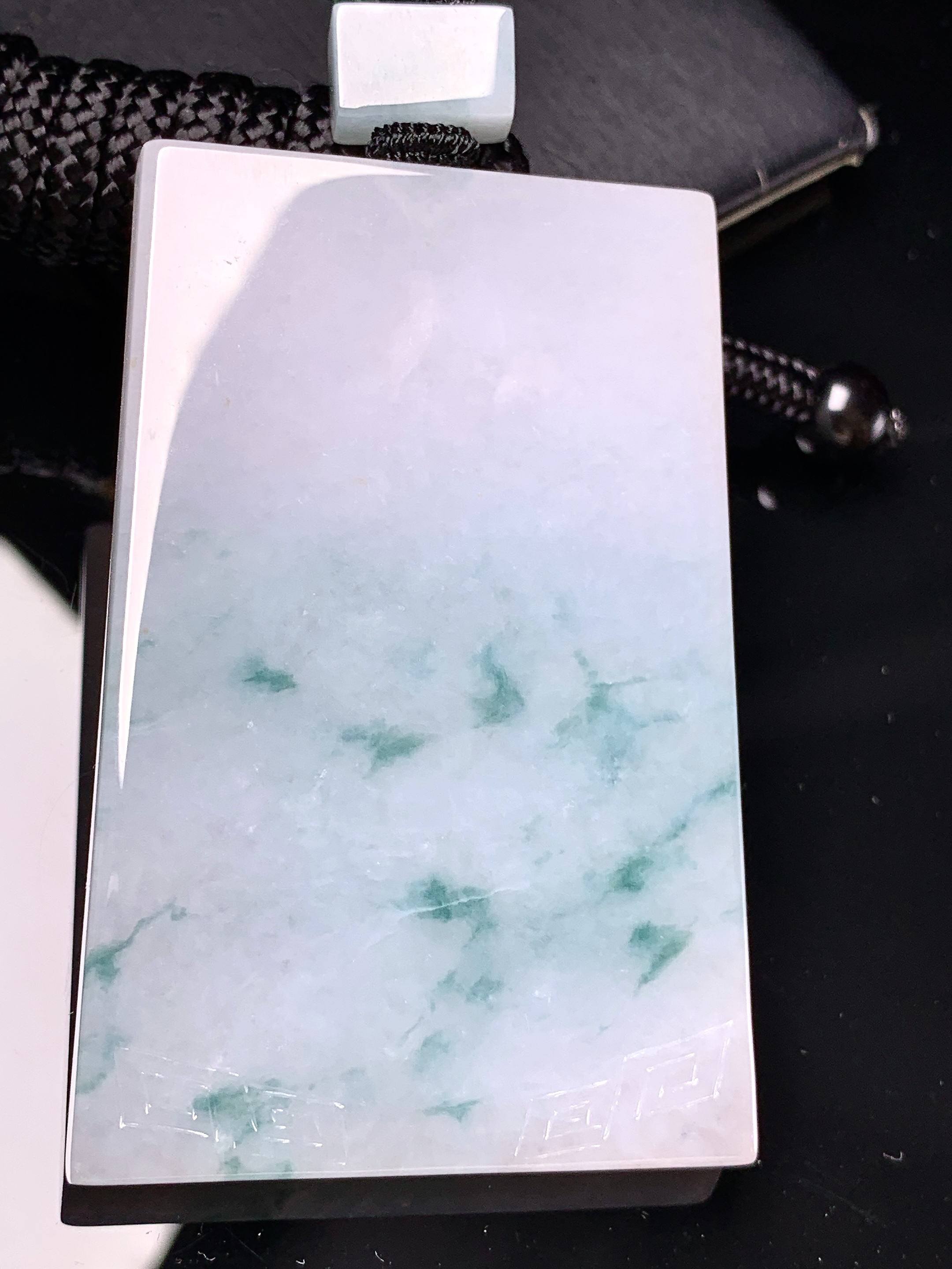 飘绿无事牌吊坠 玉质细腻 色泽艳丽清新 整体尺寸62.8*41.3*6 w1