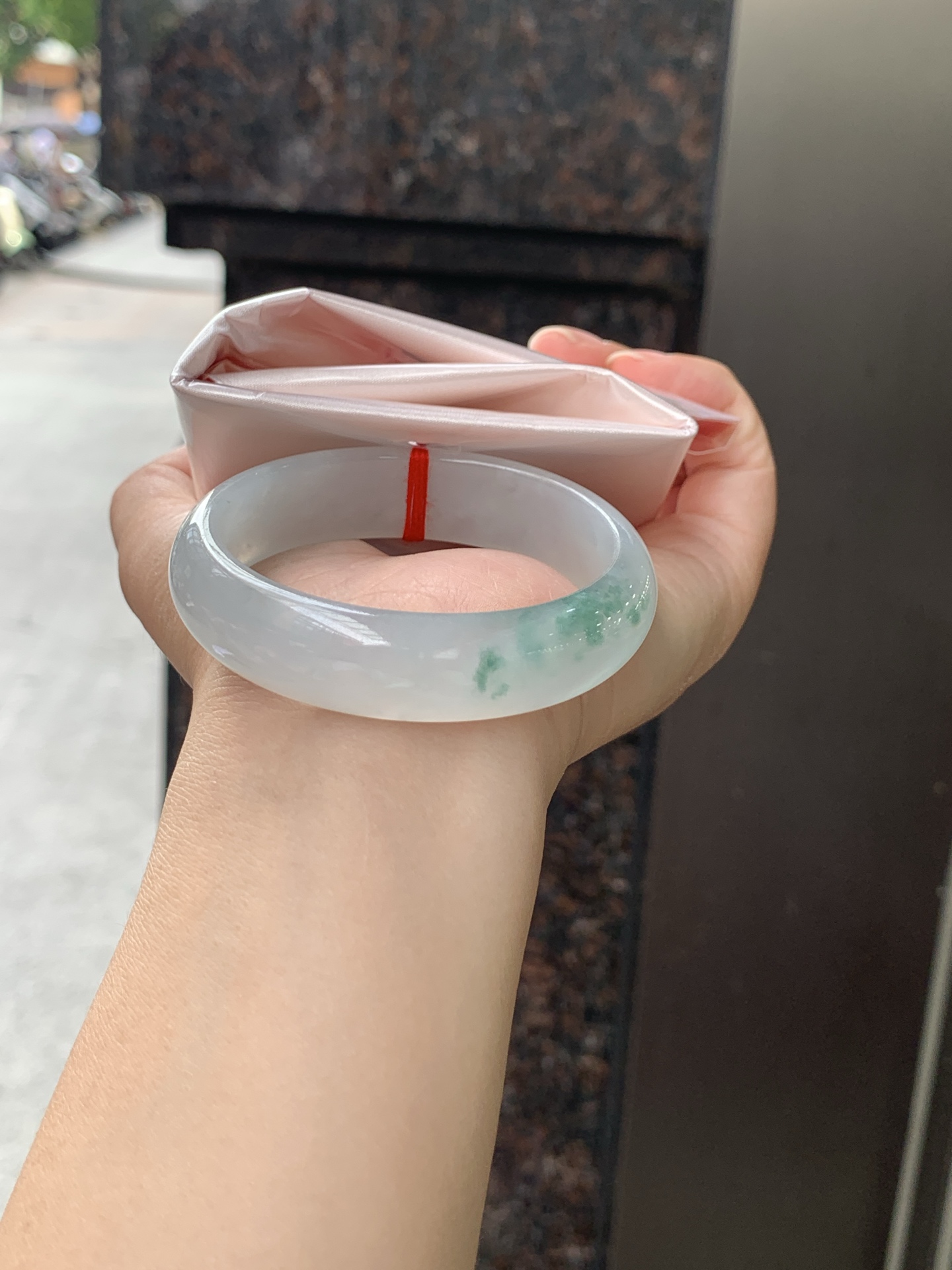 冰飘花贵妃 51-45.5-14-6.5 0619-N1029 打灯细纹，底妆冰润细腻，冰底中开出了朵朵蓝花，飘花灵动飘逸，勾勒出一幅唯美诗意的山水意境画，古典优雅又秀气