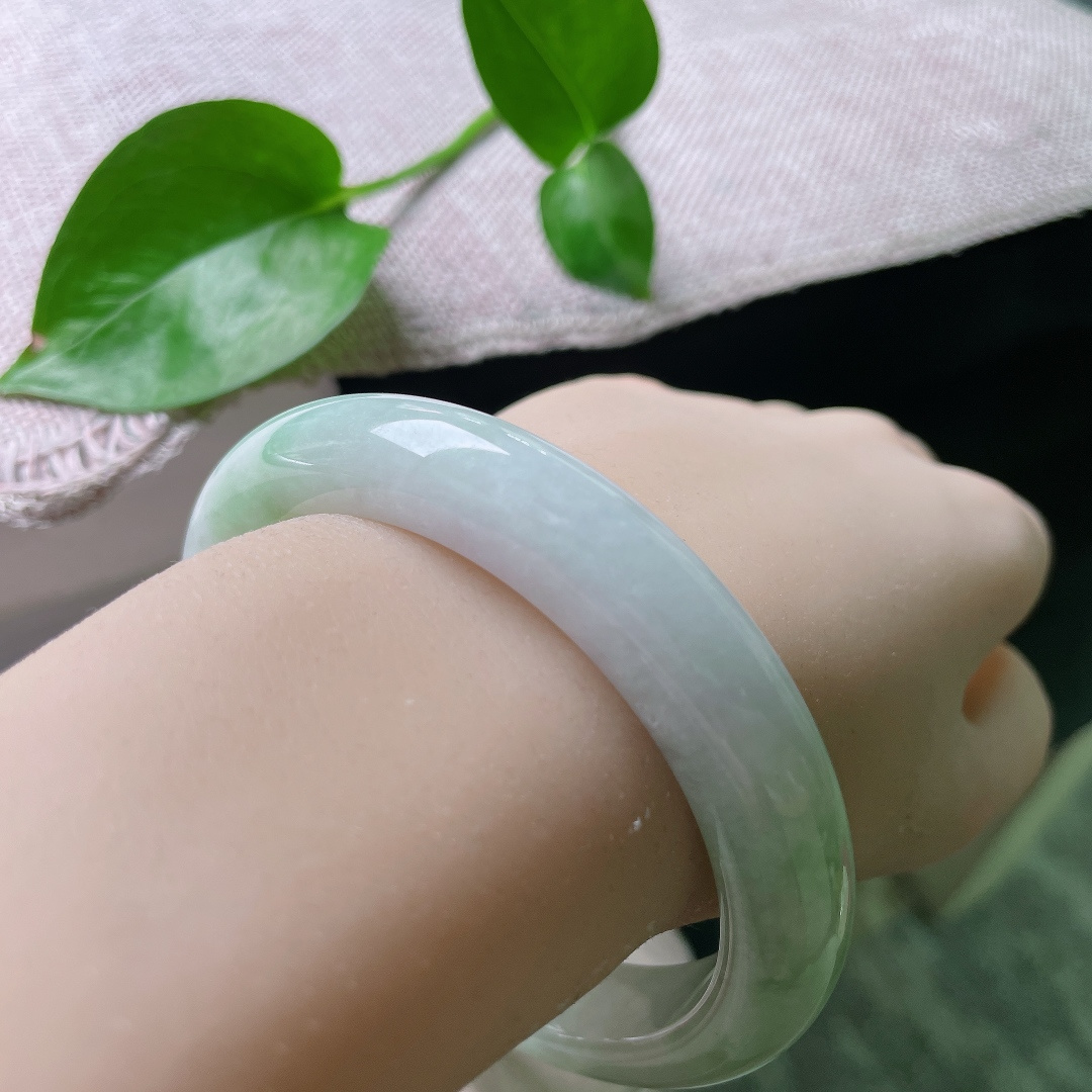 62.5/12.6/8.9，绿底正圈，大圈口，柔润细腻，清秀温婉，无裂，ss54796a