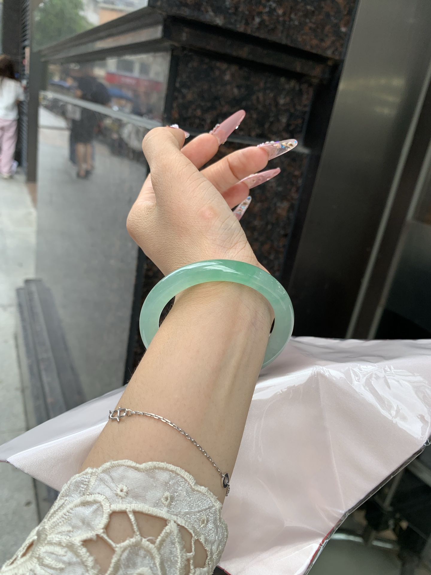 冰晴飘绿美人条 52.1-8.2-8.9 0619-N1021-2 打灯细纹，表皮微扣，底妆水润细腻，满圈晴绿底色飘金丝绿花，鲜艳得像新冒头的嫩芽，灵动清新，即柔和又充满生机