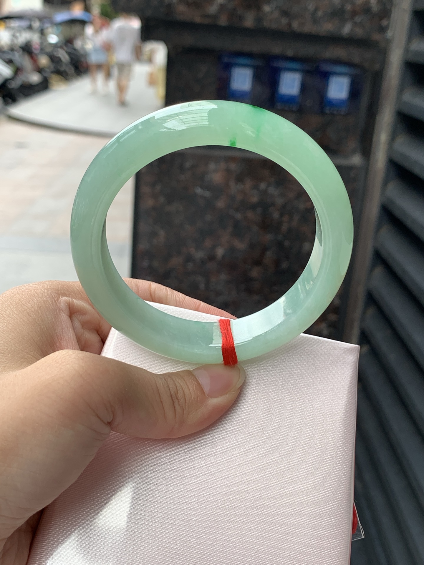 满色果绿正圈 60-15.1-9 0619-111-47 满圈冰润果绿底，玉质细腻温润，水头通透耐看，色调温婉显气质。
