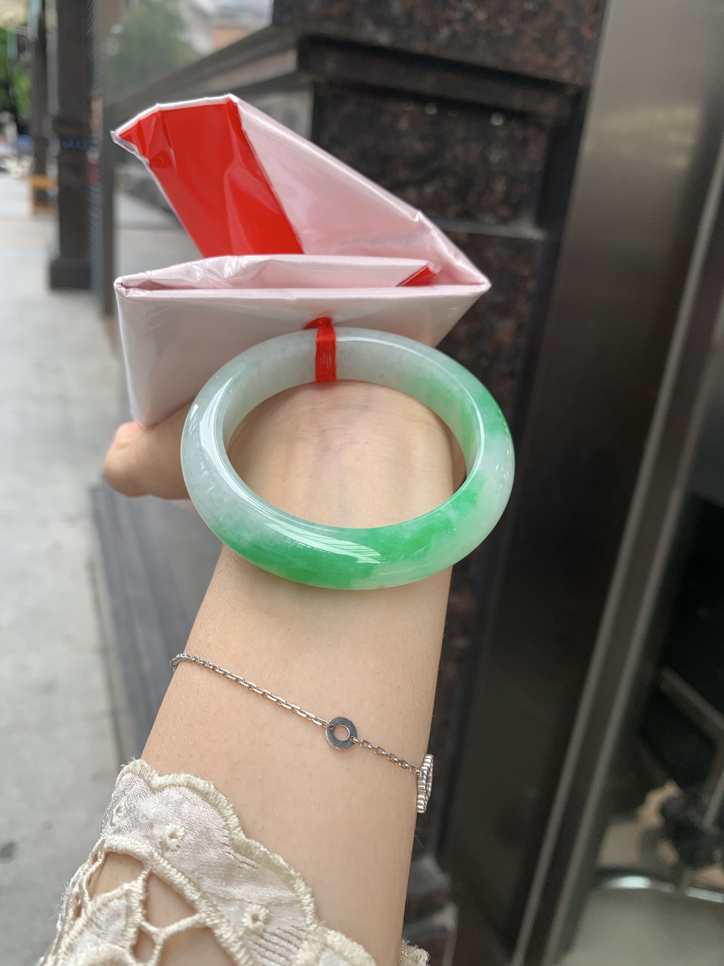 白底青阳绿正圈 51.2-8.3-12.4 0619-612U4W 打灯棉根，半圈阳绿花点缀腕间风华，干净纯净的底色上，一抹翠色肆意流淌，宛如春日里的繁华盛景
