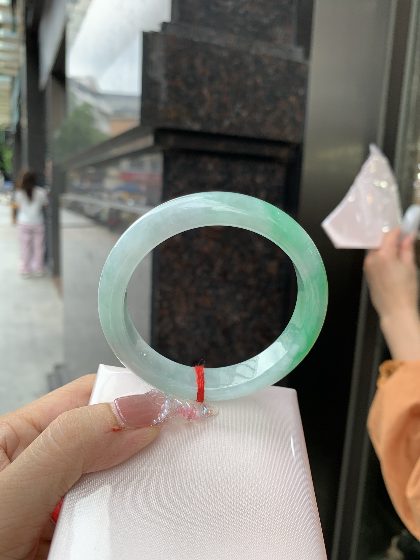 白底青阳绿正圈 56.7-7.9-11.6 0619-111-37 打灯小细纹，几抹阳绿花点缀腕间风华，干净纯净的底色上，一抹翠色肆意流淌，宛如春日里的繁华盛景