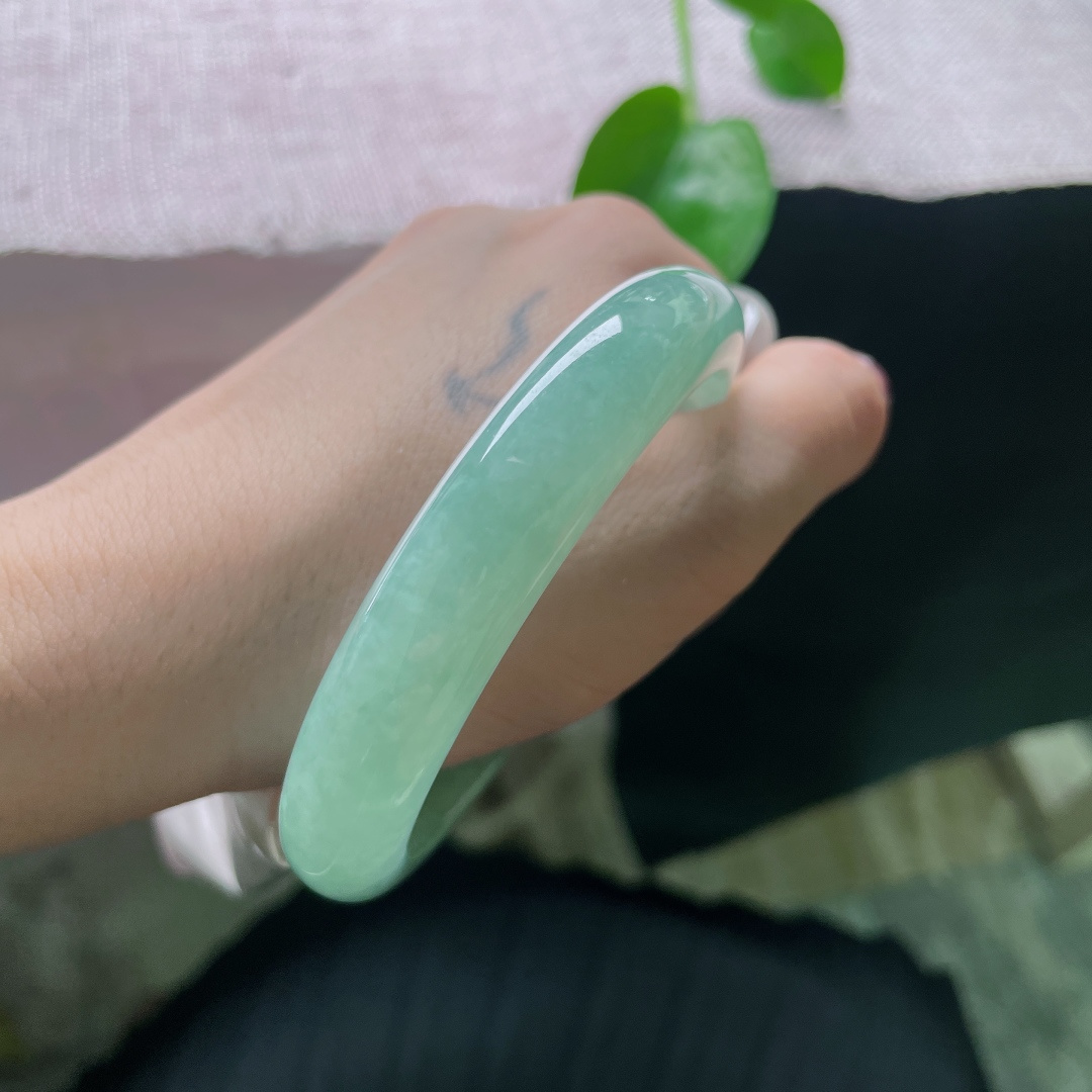 绿底贵妃，水润细腻，大圈口，秀丽倾心，温婉贤淑，无裂，ss54773a
