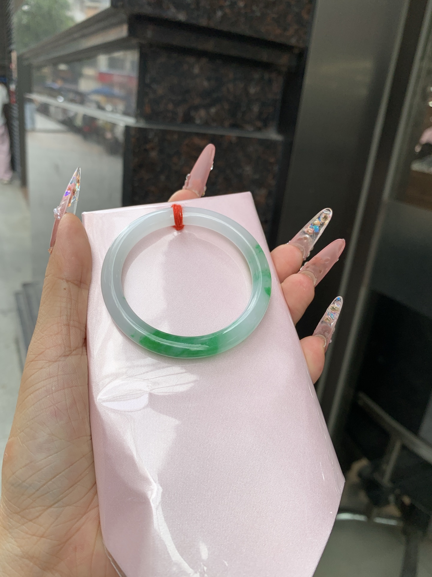 阳绿白底青美人条 50.1-7.2-6.6 0619-N1037 打灯细纹，底妆冰润，半圈辣阳绿花点缀，腕间风华，干净纯净的底色上，一抹翠色肆意流淌，宛如春日里的繁华盛景