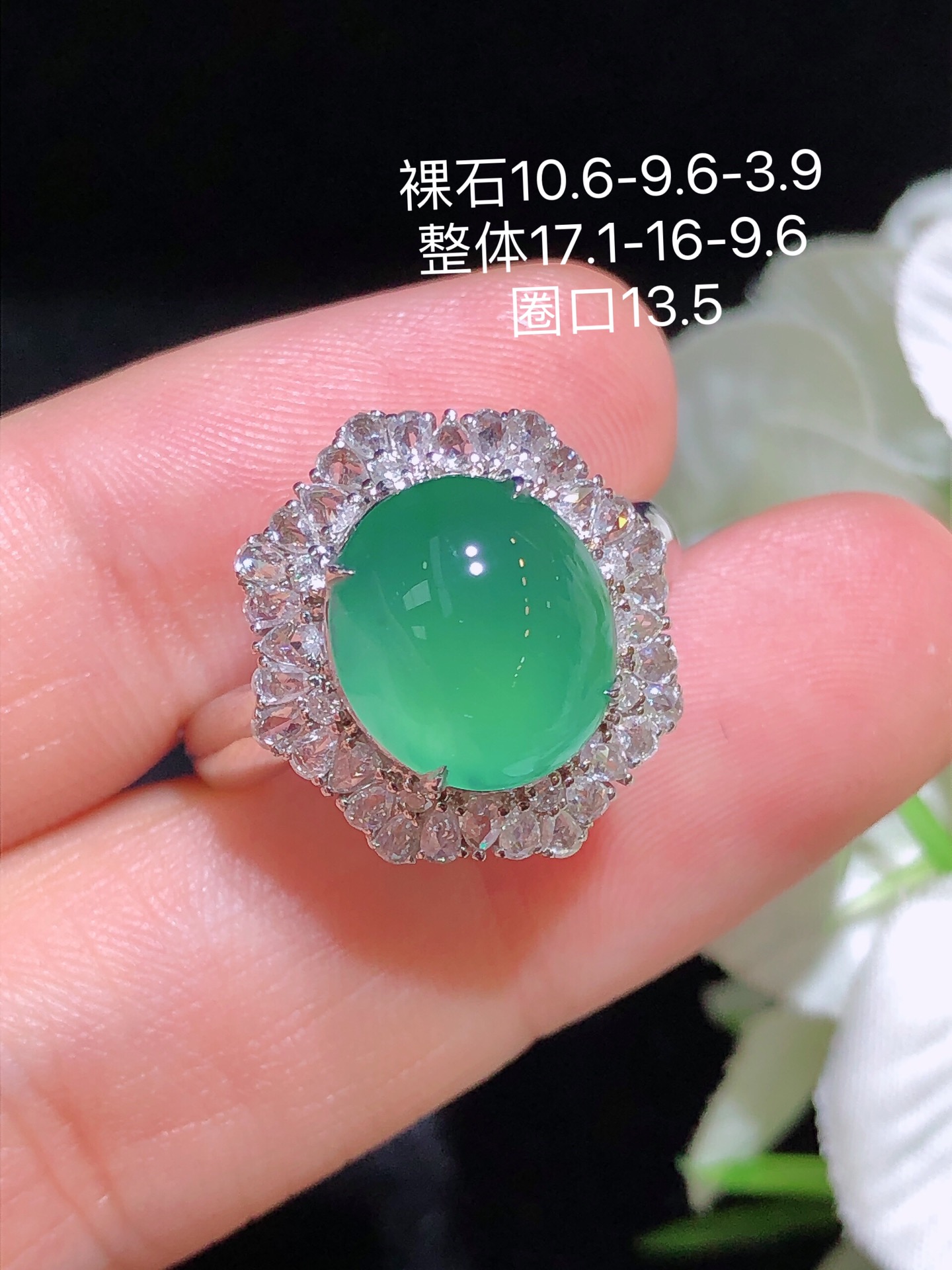 ️18k金镶  冰绿蛋面戒指 无裂 水润色艳 品相饱满 苹果拍摄，实物更好看，10.6-9.6-3.9
