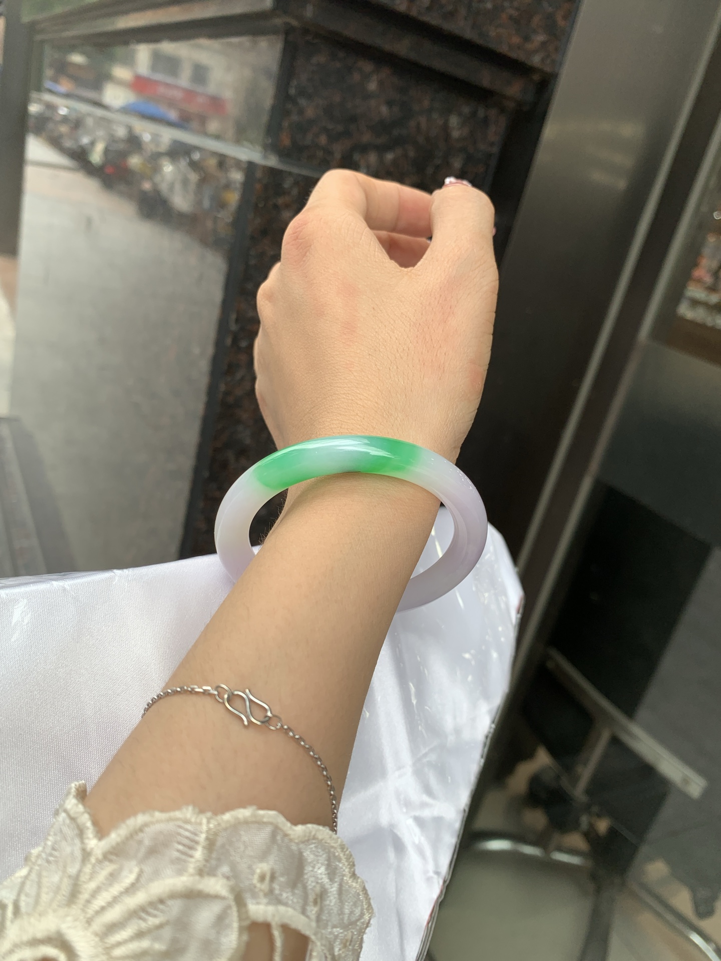 阳绿春彩美人条 51.7--8.1-7.6 0619-HN1030 打灯多处细纹，烟雨入春俏，彩祥出云端，阳绿碰上梦幻的春，半山半水特色春彩，像是融化了春天，所有美好交织在一起，上手贵气显眼。